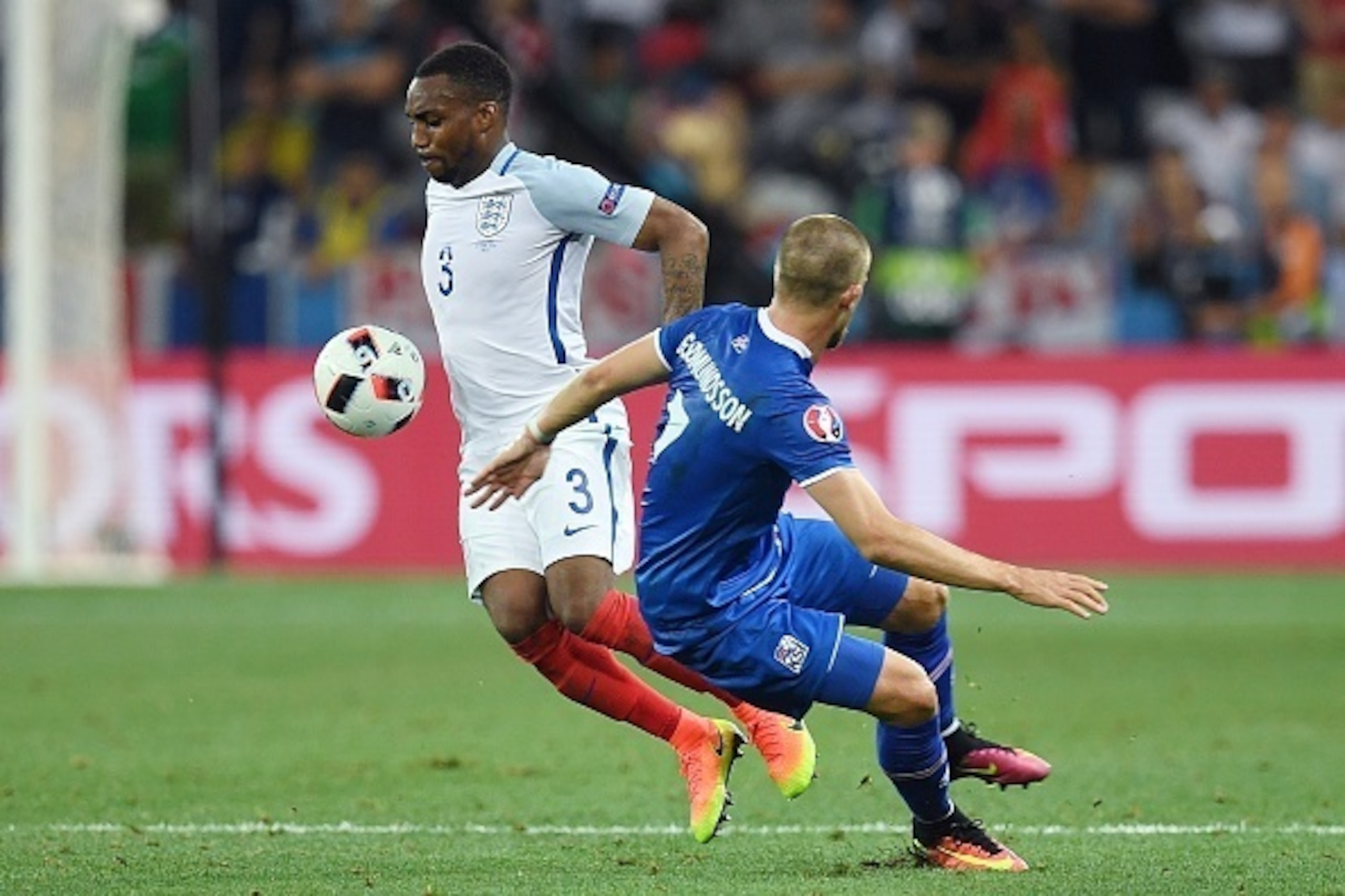 England's defender Danny Rose (L) vies for the ball against Iceland's forward Johann Berg Gudmundsson during Euro 2016 round of 16 football match between England and Iceland at the Allianz Riviera stadium in Nice on June 27, 2016.   / AFP / PAUL ELLIS    