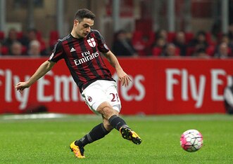 MILAN, ITALY - MARCH 20:  Giacomo Bonaventura of AC Milan in action during the Serie A match between AC Milan and SS Lazio at Stadio Giuseppe Meazza on March 20, 2016 in Milan, Italy.  (Photo by Marco Luzzani/Getty Images)