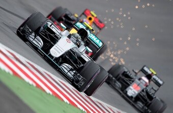 Nico Rosberg continues to lead the drivers' championship despite losing out to Lewis Hamilton in Austria.