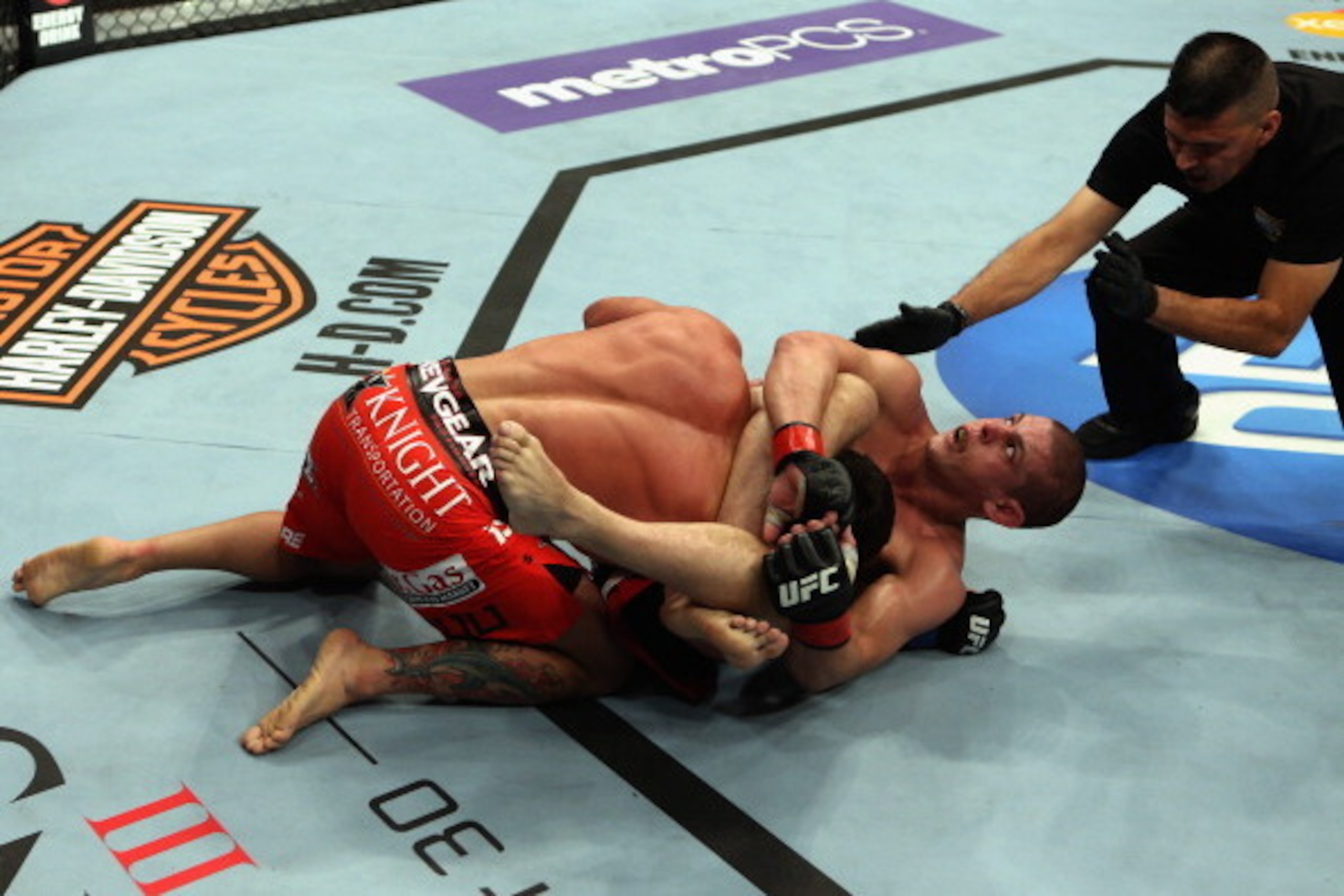 Joe Lauzon triangles Jamie Varner in 2012.
