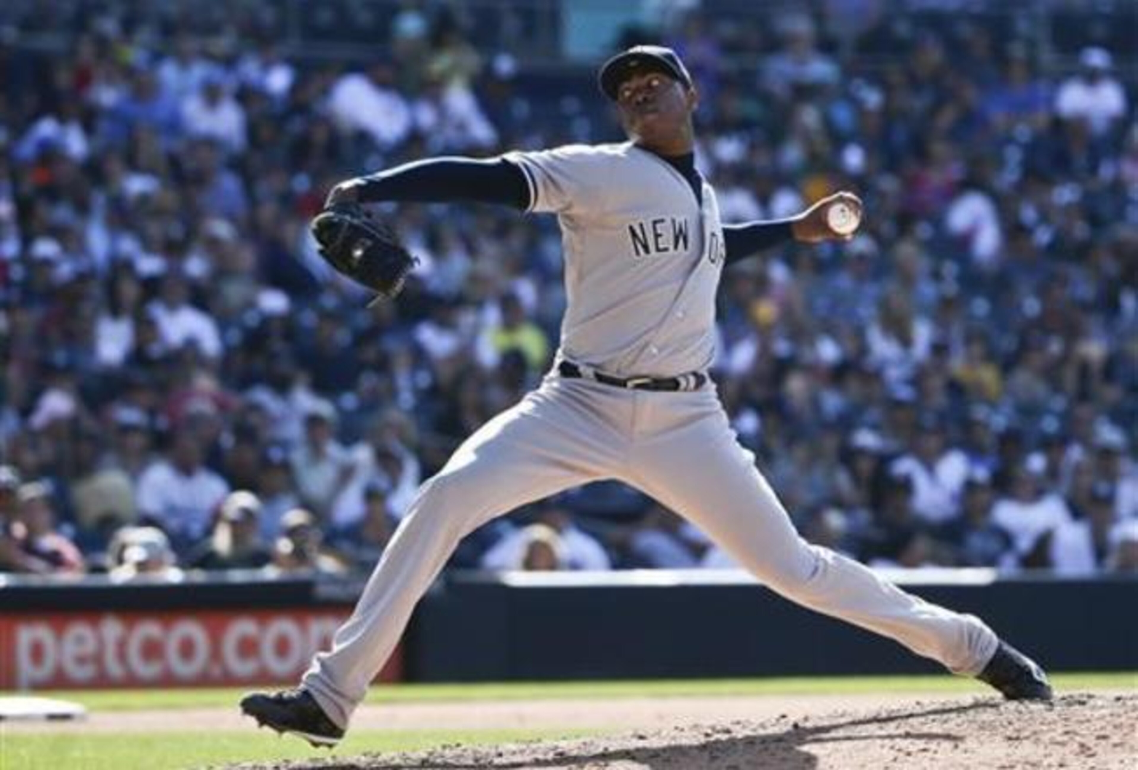 Stuck in the middle, the New York Yankees should trade closer Aroldis Chapman this month.