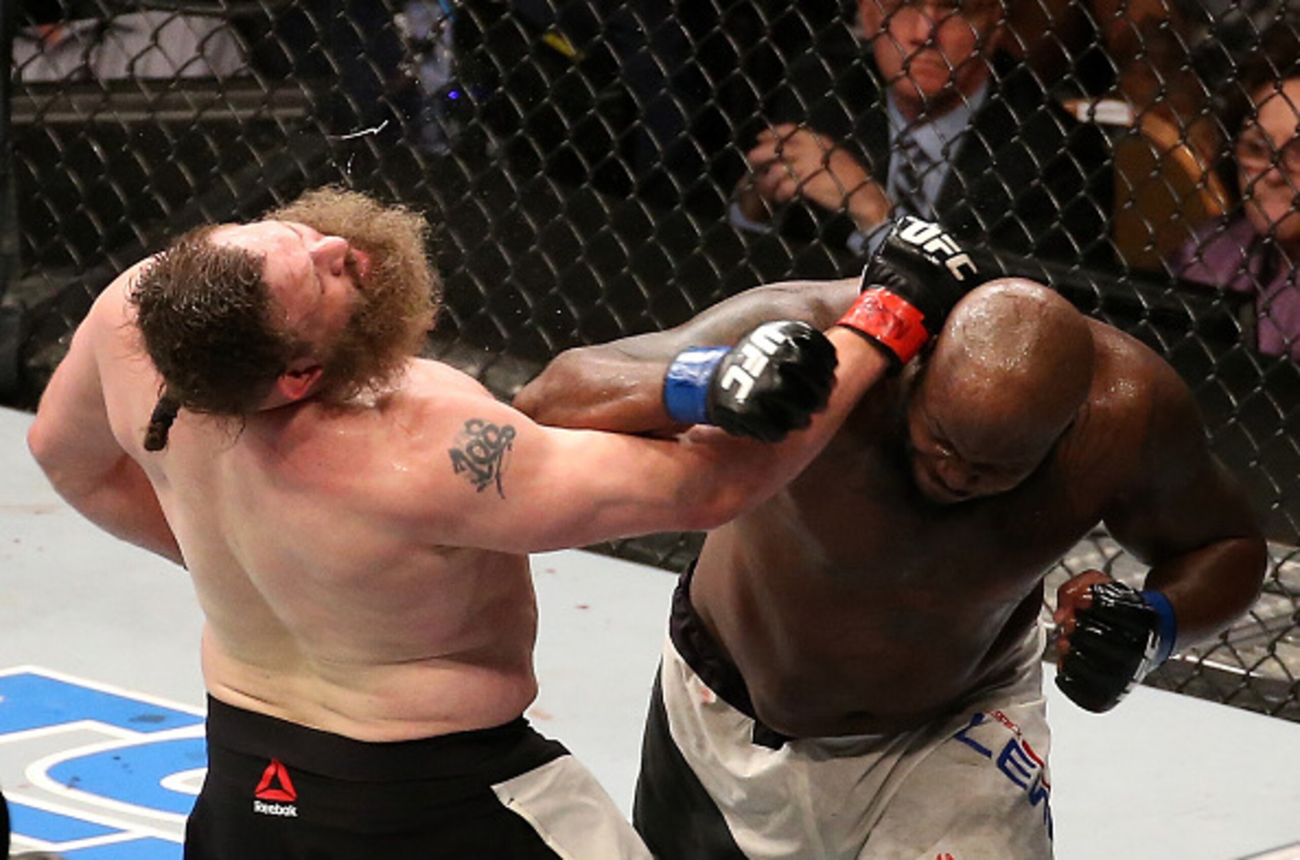 Derrick Lewis (right) hits Roy Nelson.
