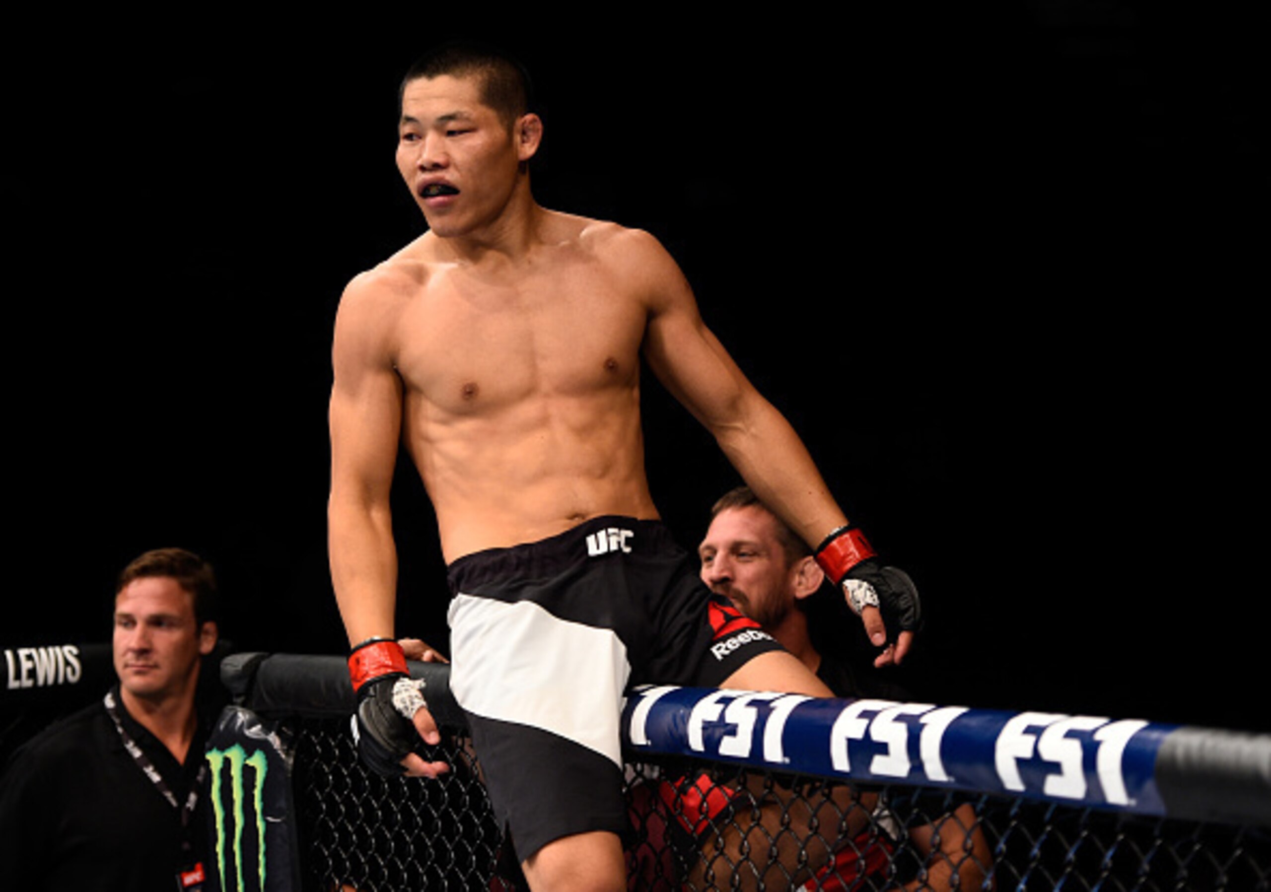 Li Jingliang won a first-round KO on the evening's undercard.