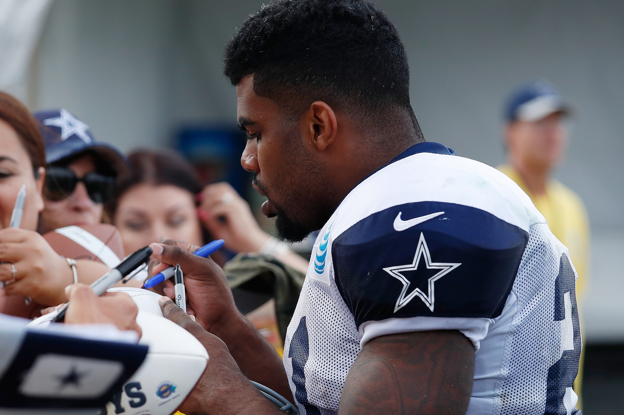 Ezekiel Elliott has a legit chance to lead the league in rushing as a rookie.