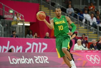Leandro Barbosa sets up for a pass.