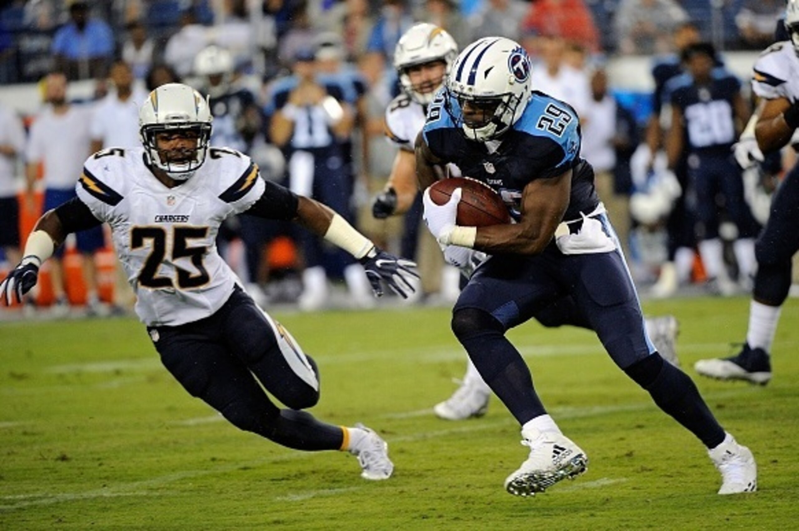 The Eagles traded RB DeMarco Murray to the Tennessee Titans in a swap of 2016 fourth-round draft picks.