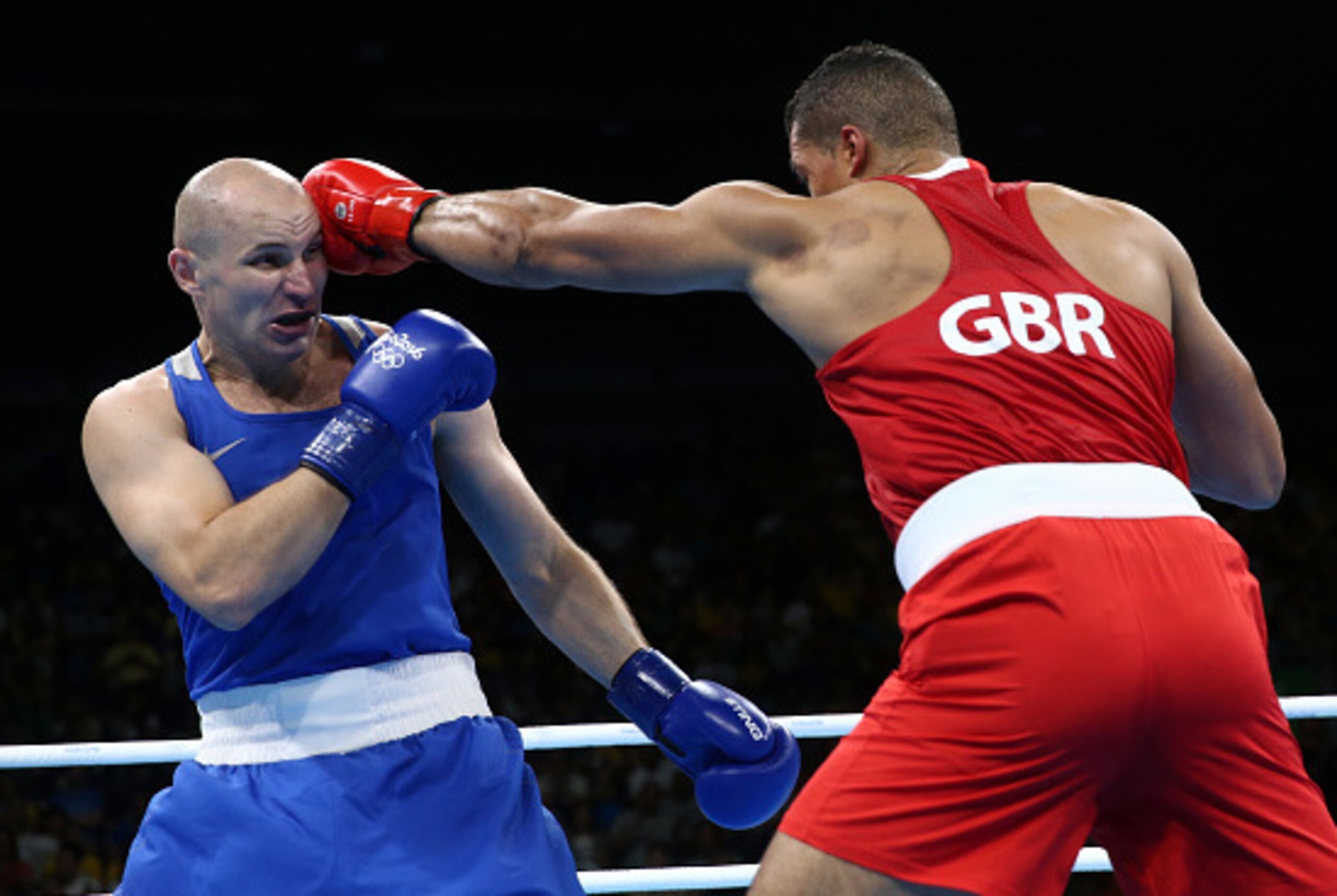 Joe Joyce makes good use of his reach.