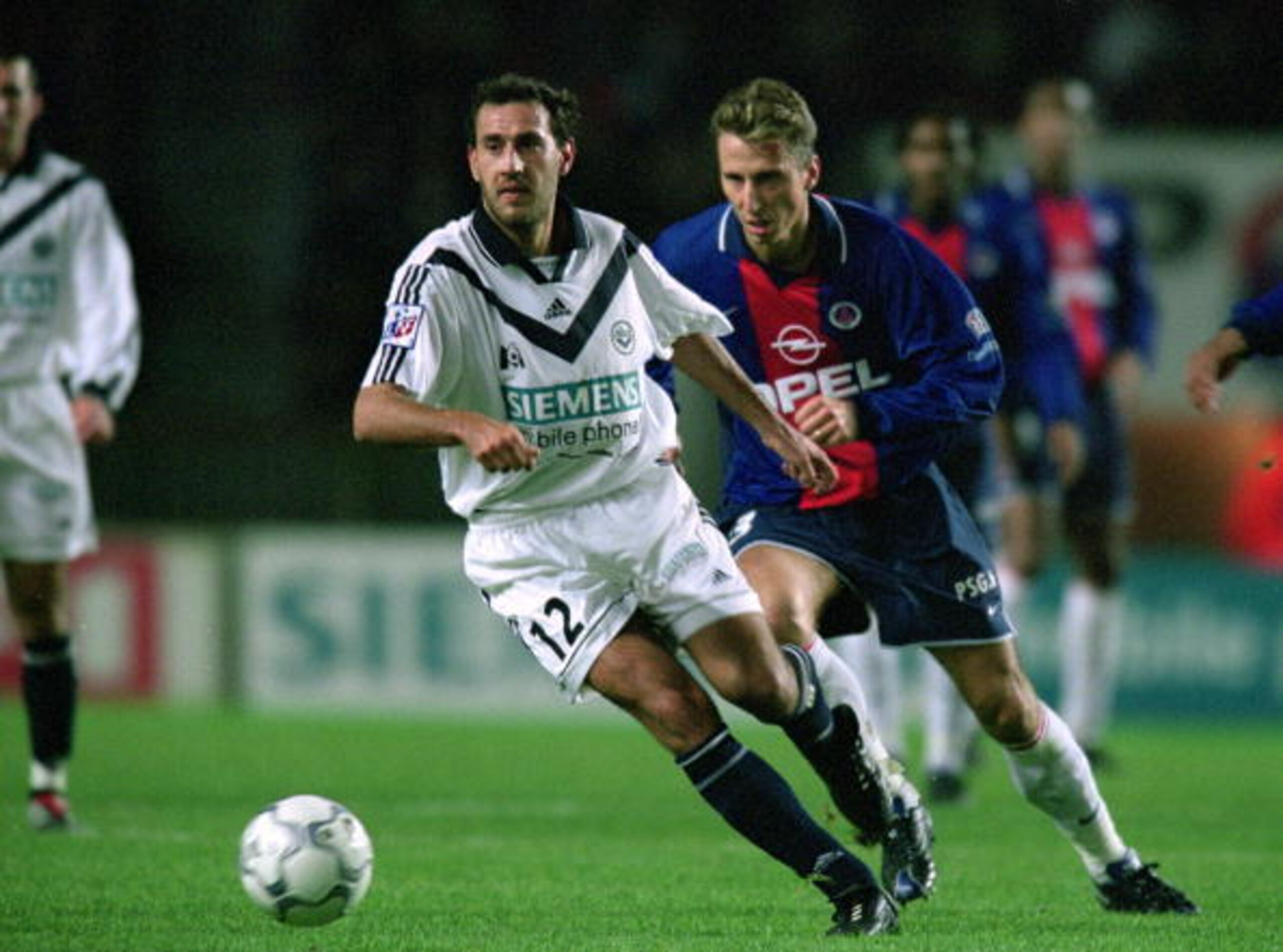 Dehu protecting the defence against Bordeaux.