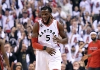 DeMarre Carroll sticks with the Toronto Raptors.