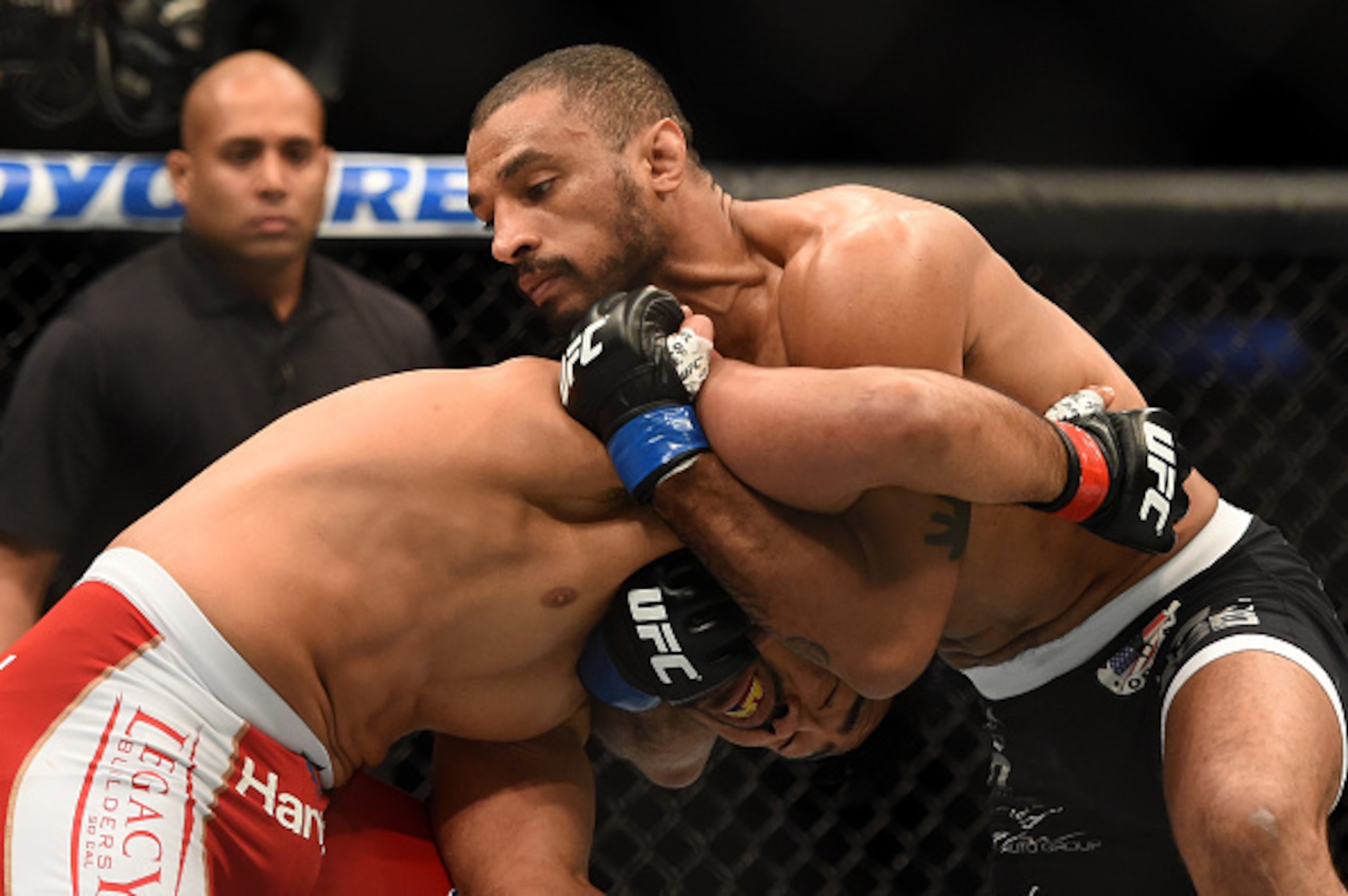 Roan Carneiro takes on Kenny Robertson in a good welterweight fight.