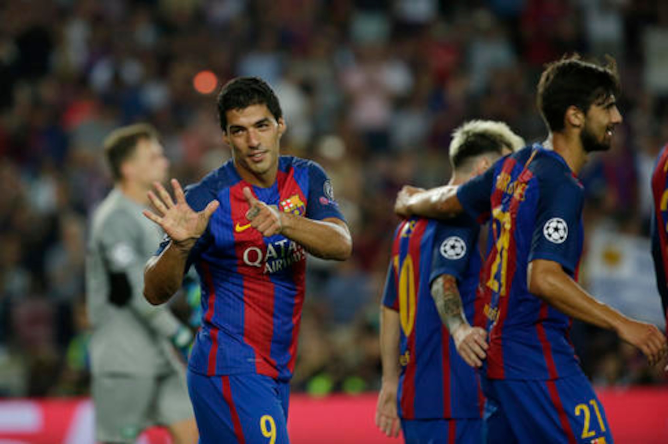 How many European Golden Shoes? Suarez (l.) has won the accolade once each with Liverpool and Barcelona.