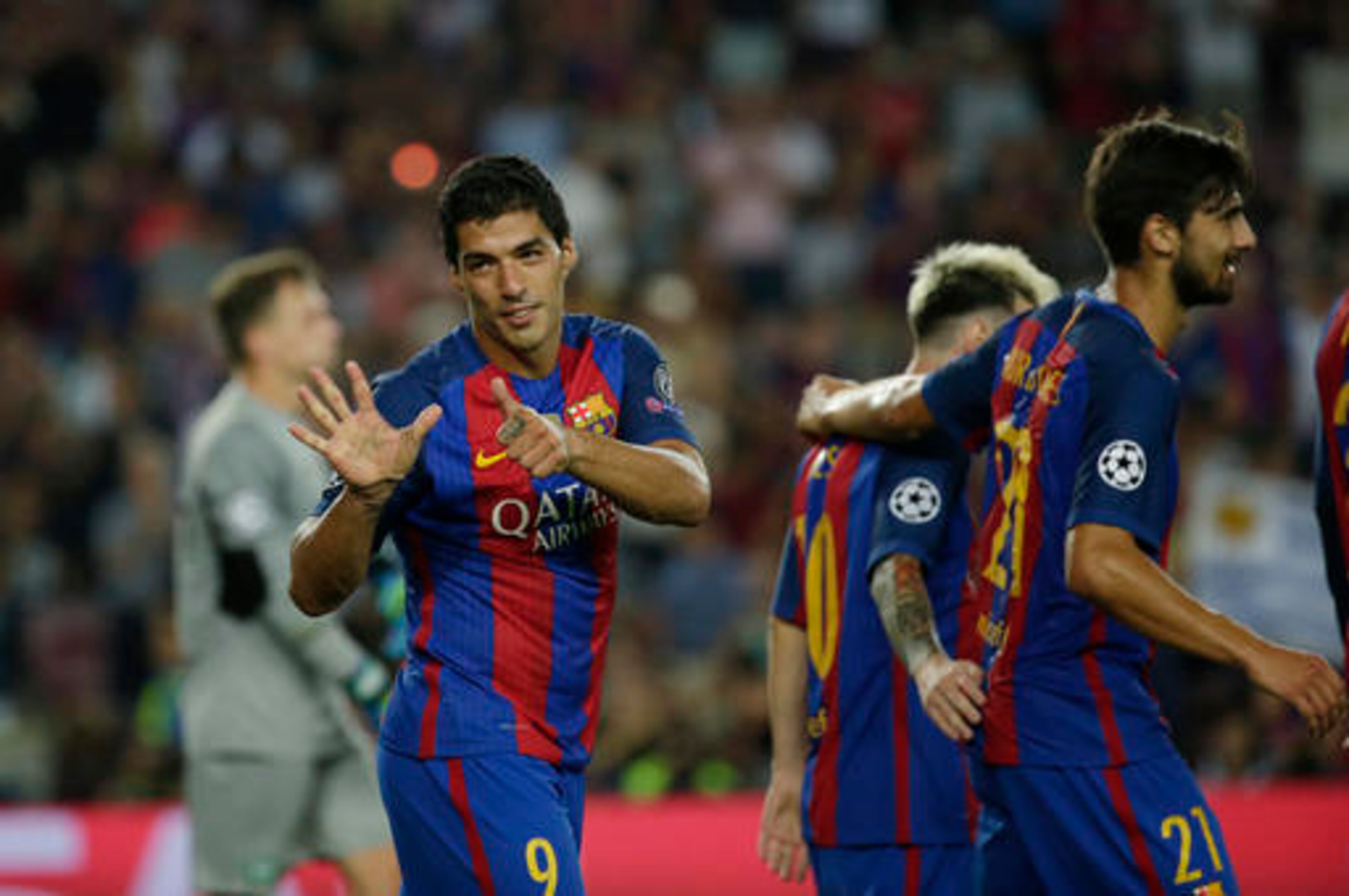 How many European Golden Shoes? Suarez (l.) has won the accolade once each with Liverpool and Barcelona.