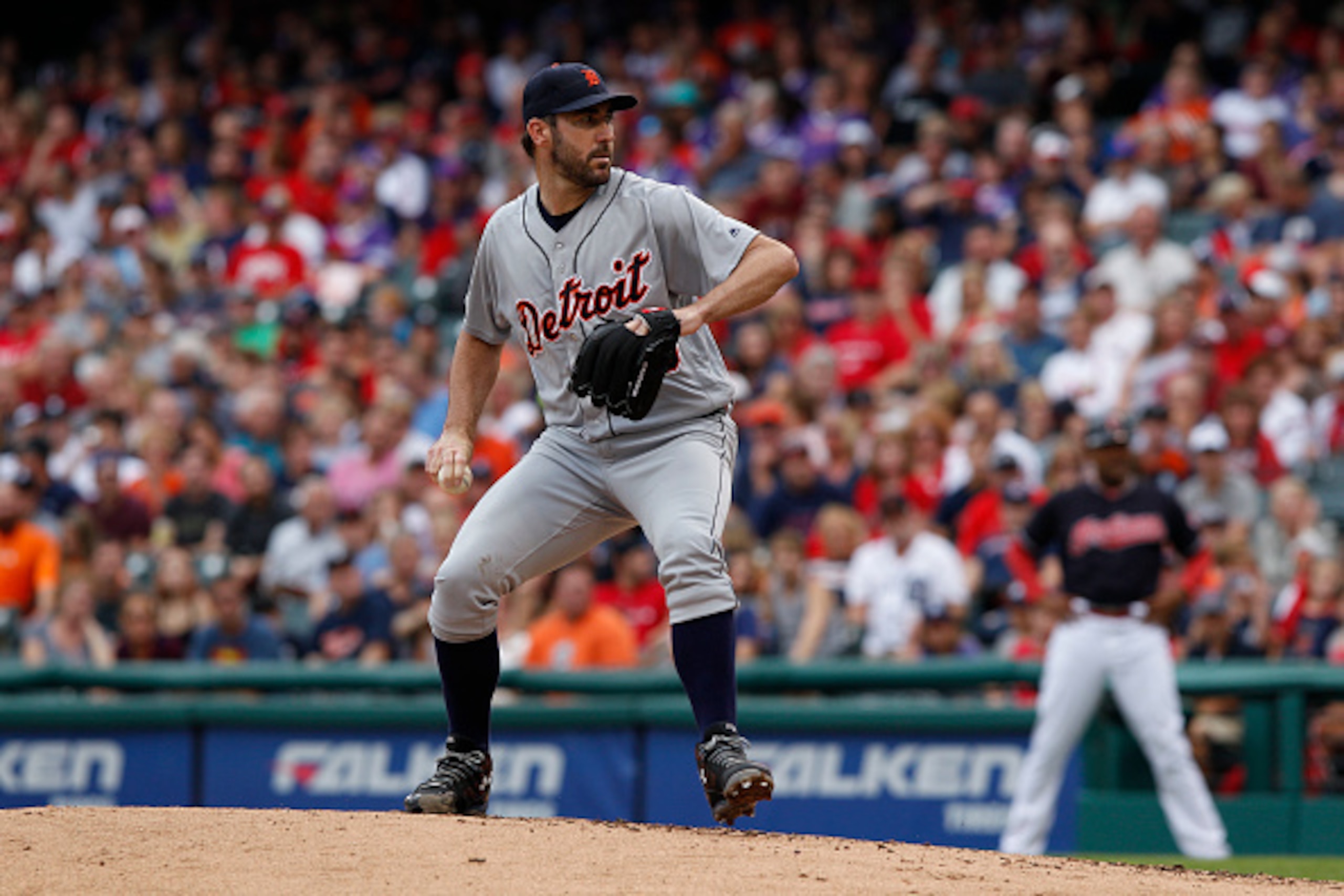 CLEVELAND, OH - SEPTEMBER 17: Justin Verlander #35 of the Detroit Tigers pitches against the Cleveland Indians in the first inning at Progressive Field on September 17, 2016 in Cleveland, Ohio. The Indians defeated the Tigers 1-0 in 10 innings.  (Photo by