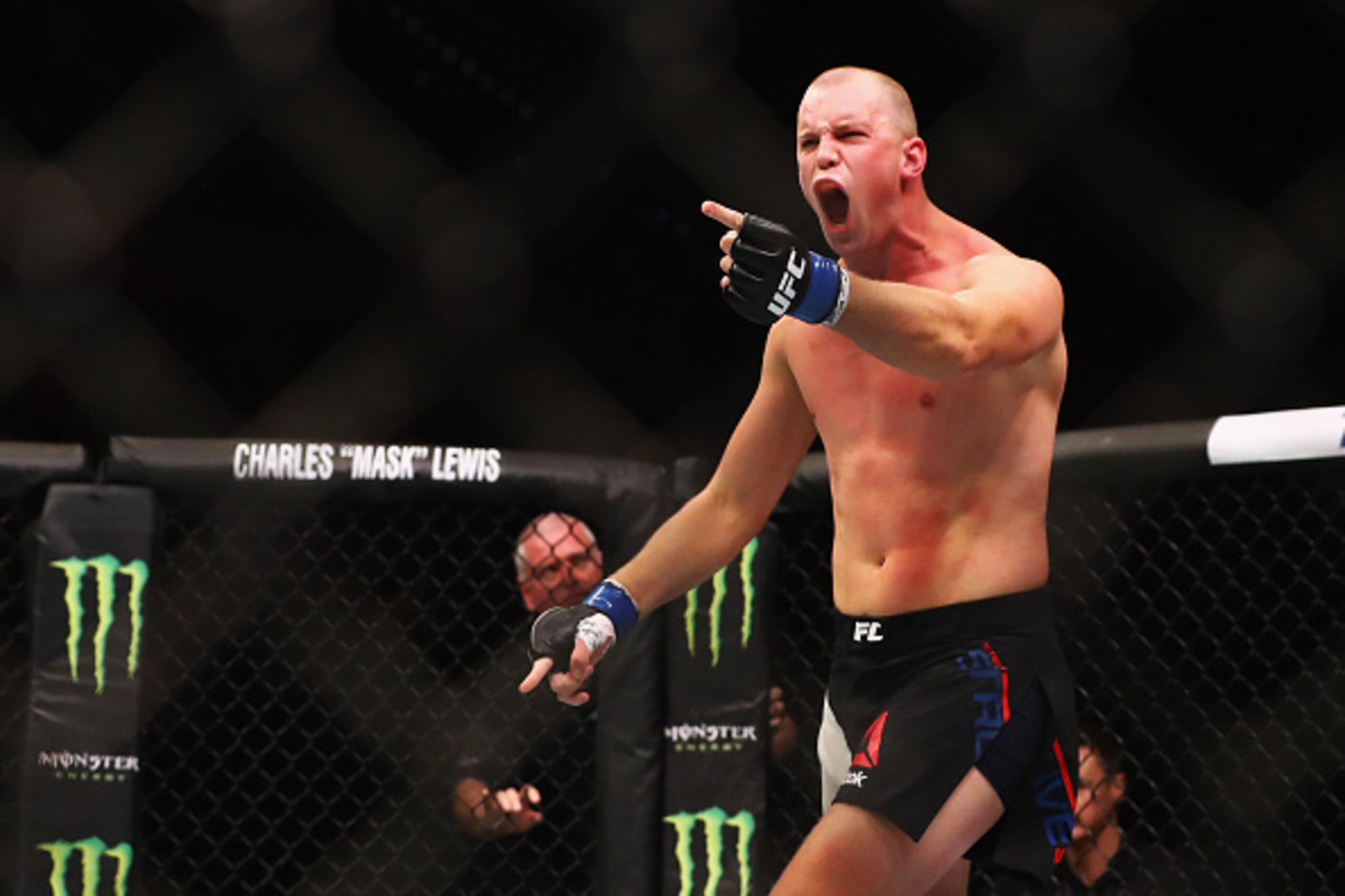 Struve takes on Omielanczuk in a decent heavyweight fight.