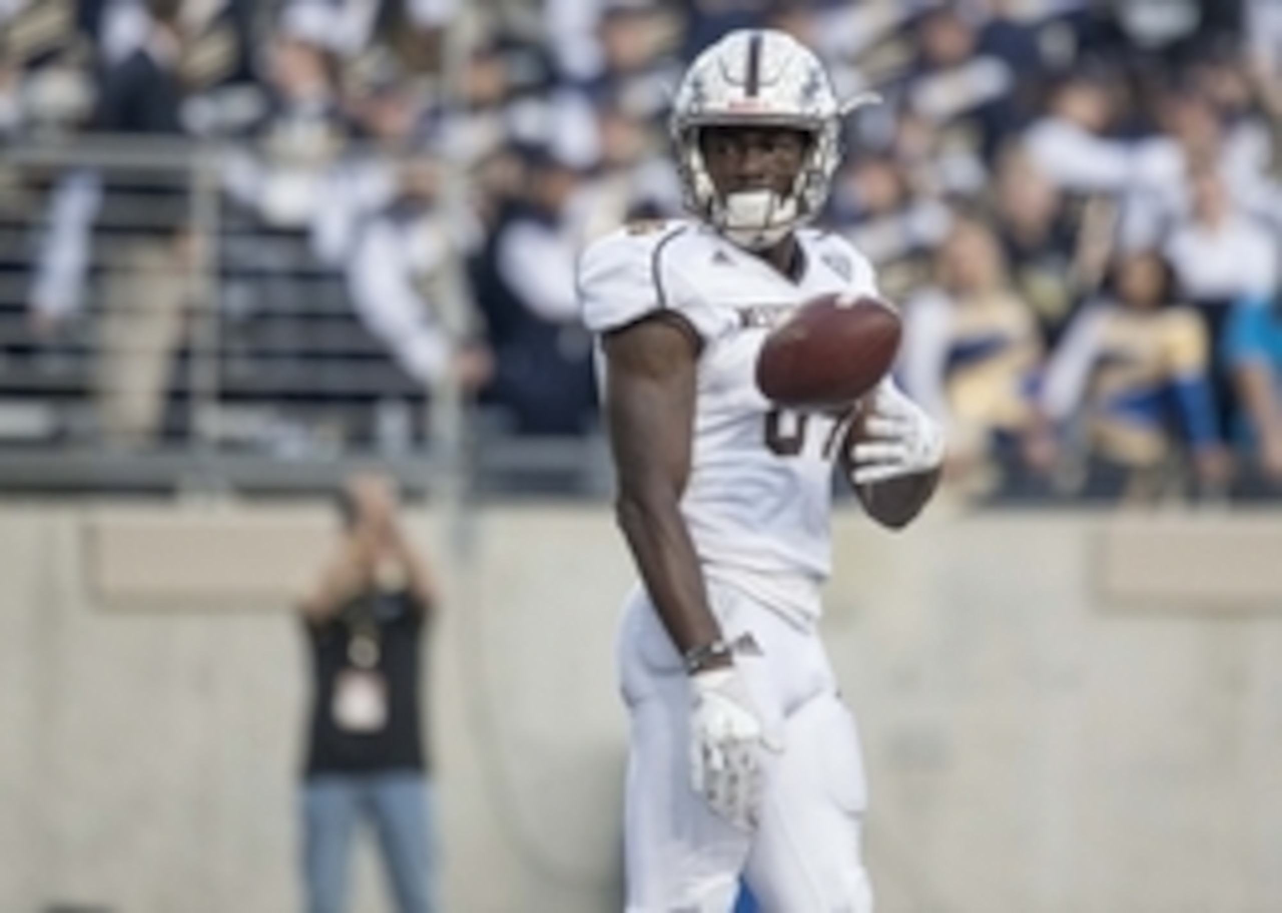 Western Michigan WR Corey Davis needs 489 receiving yards to become the all-time FBS leader.