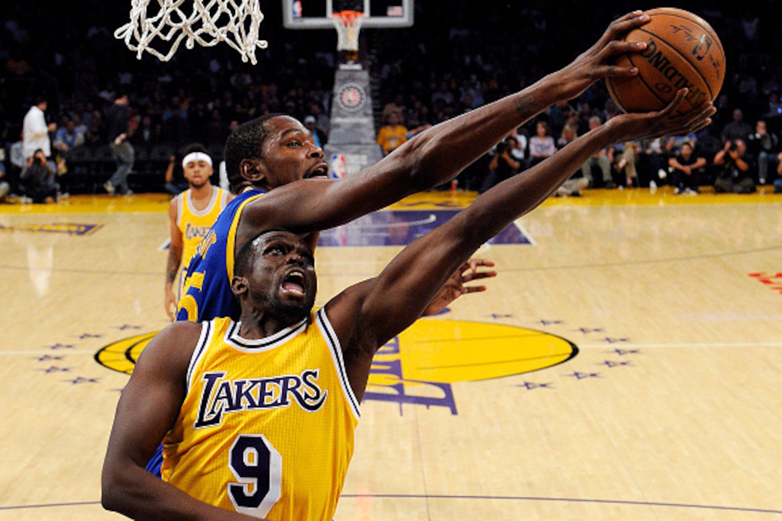 Kevin Durant blocks Luol Deng