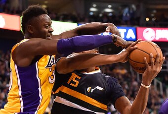 Julius Randle with the hack on Derrick Favors