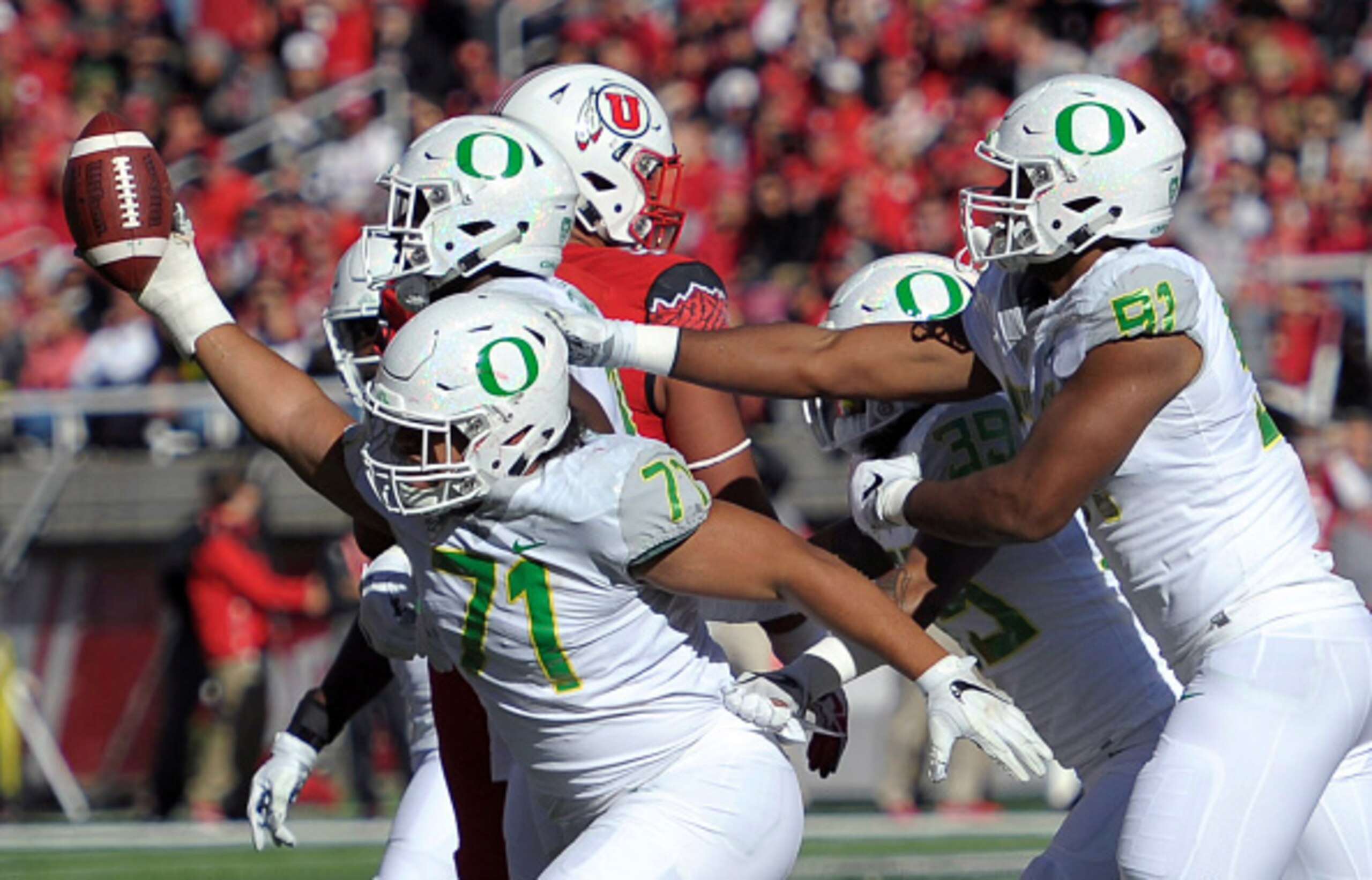 After a slow start, Oregon's offense came to life to upset the Utes.