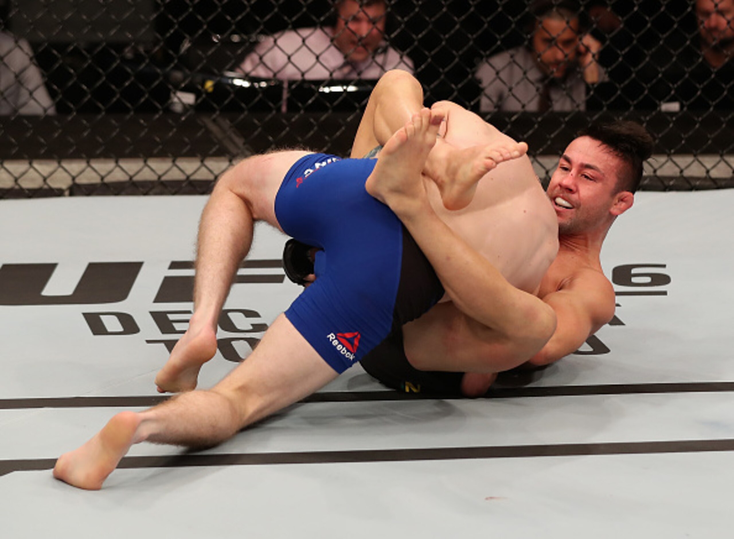 Pedro Munhoz chokes out Justin Scoggins.