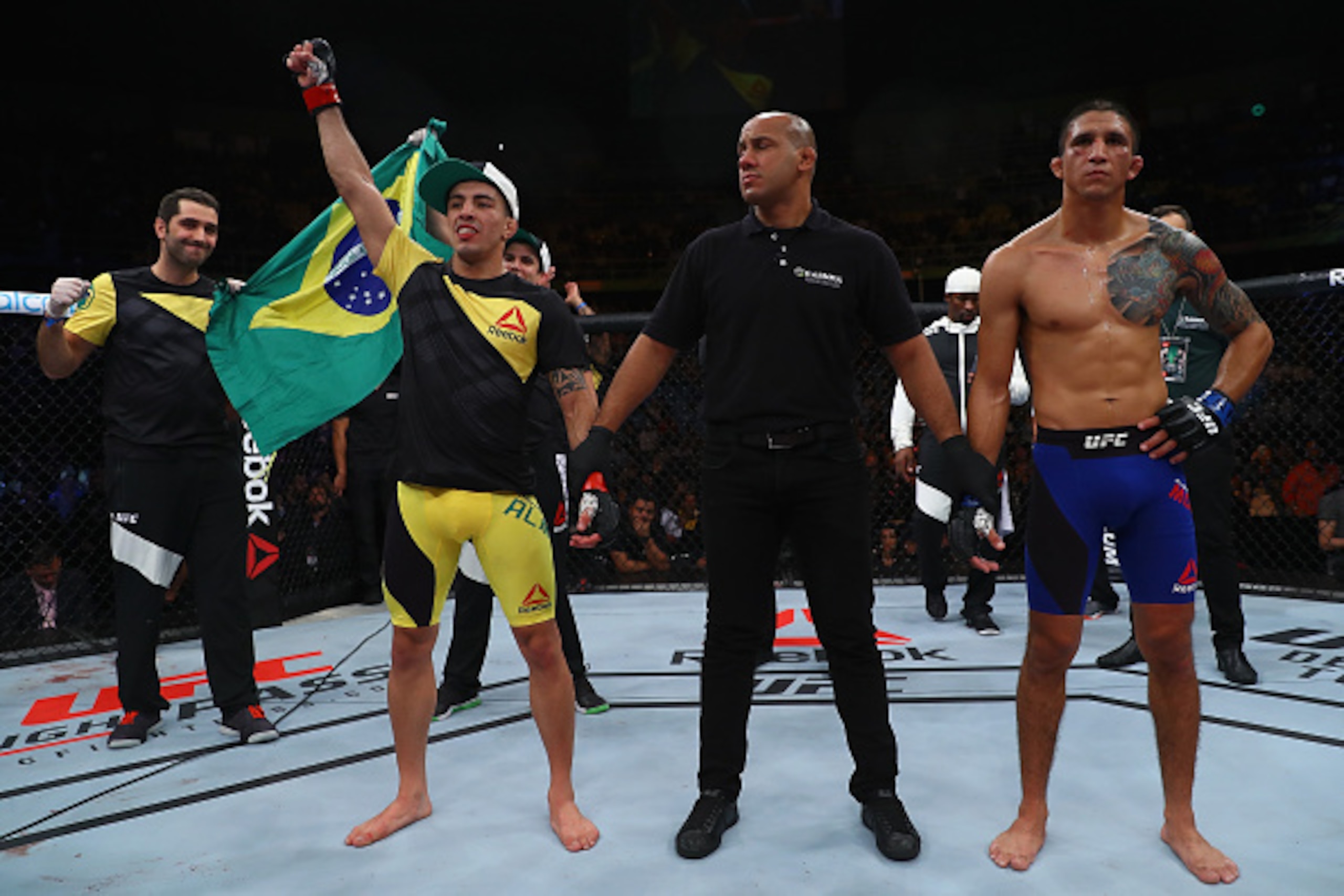 Eduardo Herdy (center)