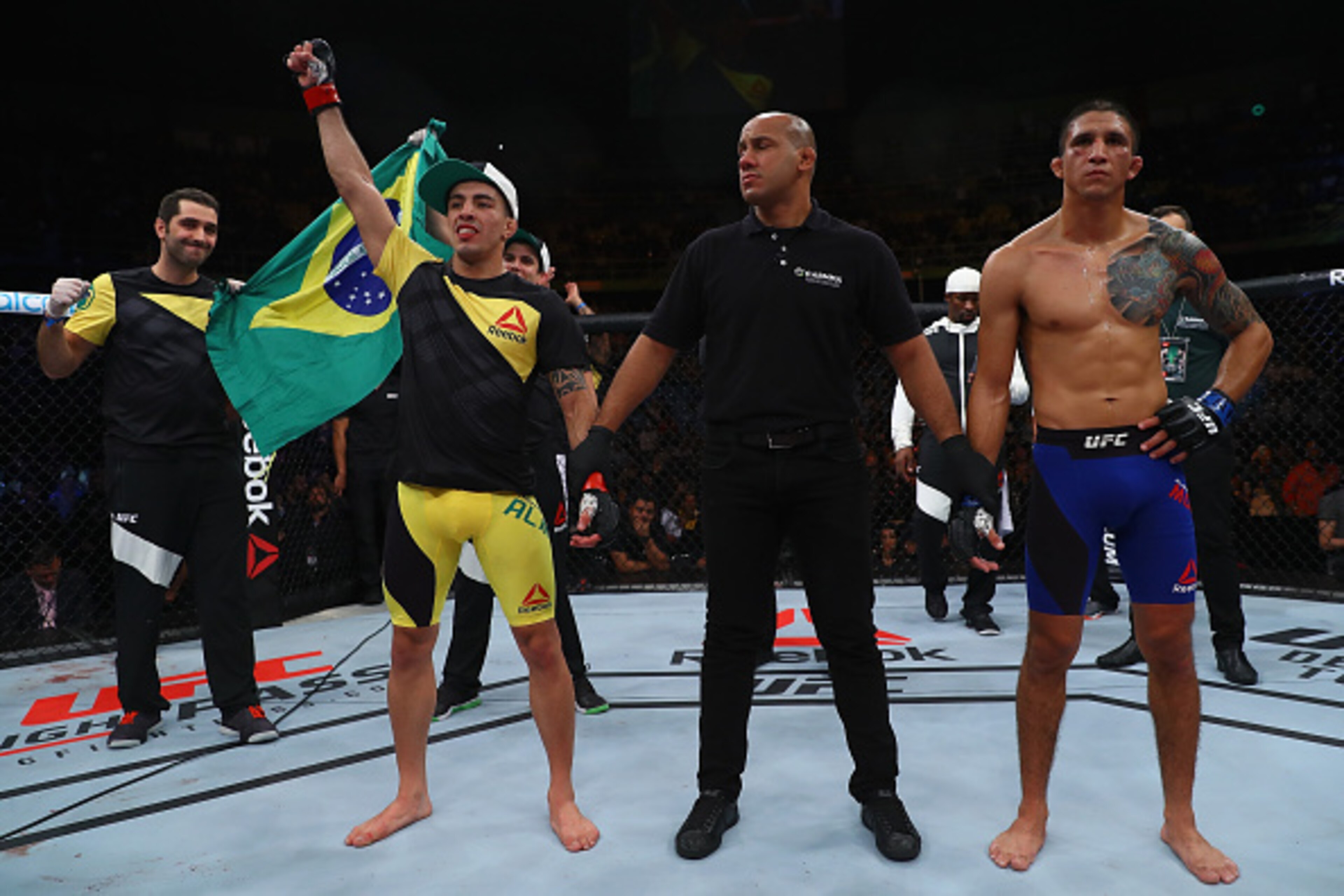 Eduardo Herdy (center)