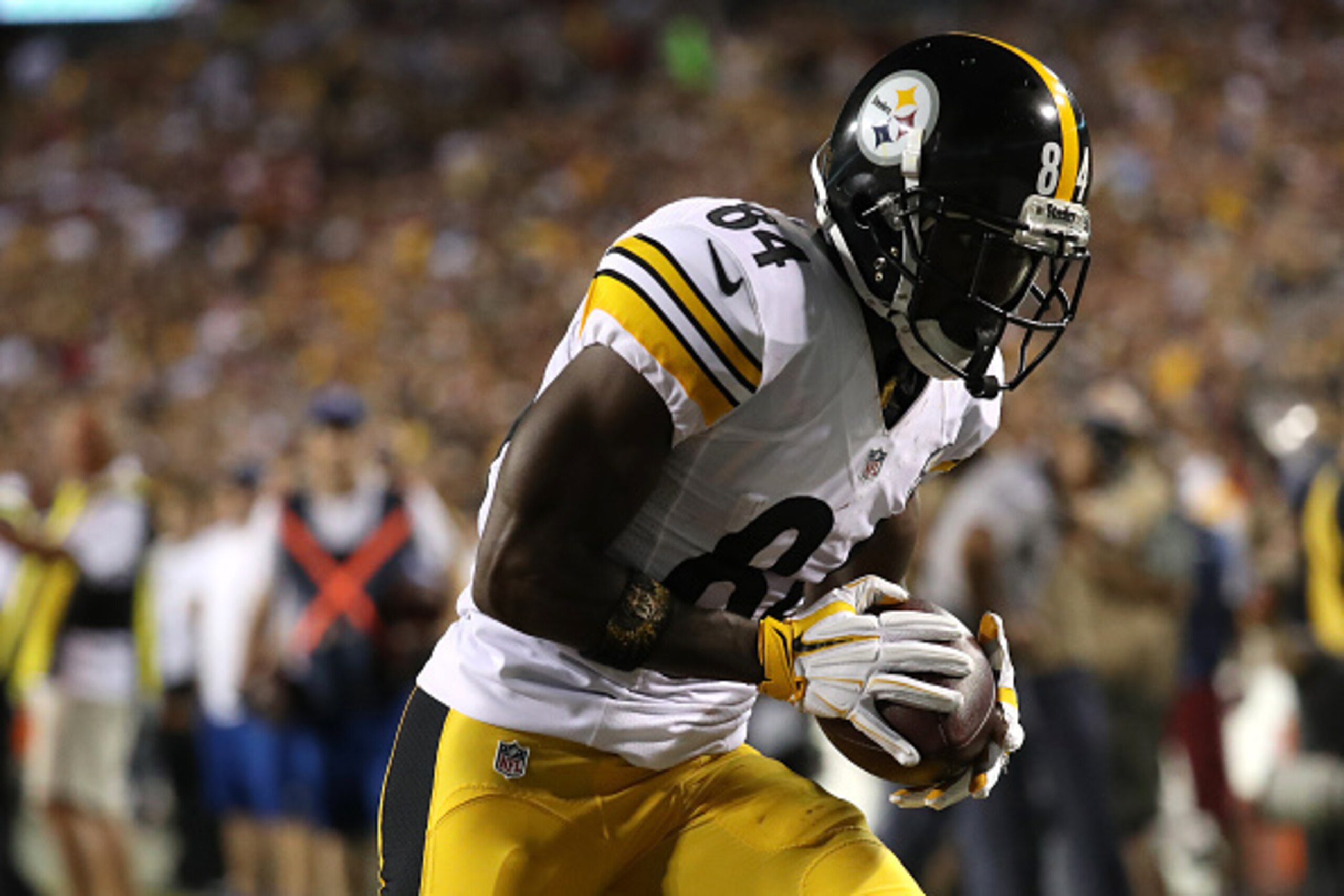 LANDOVER, MD - SEPTEMBER 12: Wide receiver Antonio Brown #84 of the Pittsburgh Steelers scores a third quarter touchdown against the Washington Redskins at FedExField on September 12, 2016 in Landover, Maryland. (Photo by Rob Carr/Getty Images)
