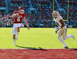Oklahoma QB Baker Mayfield (left)