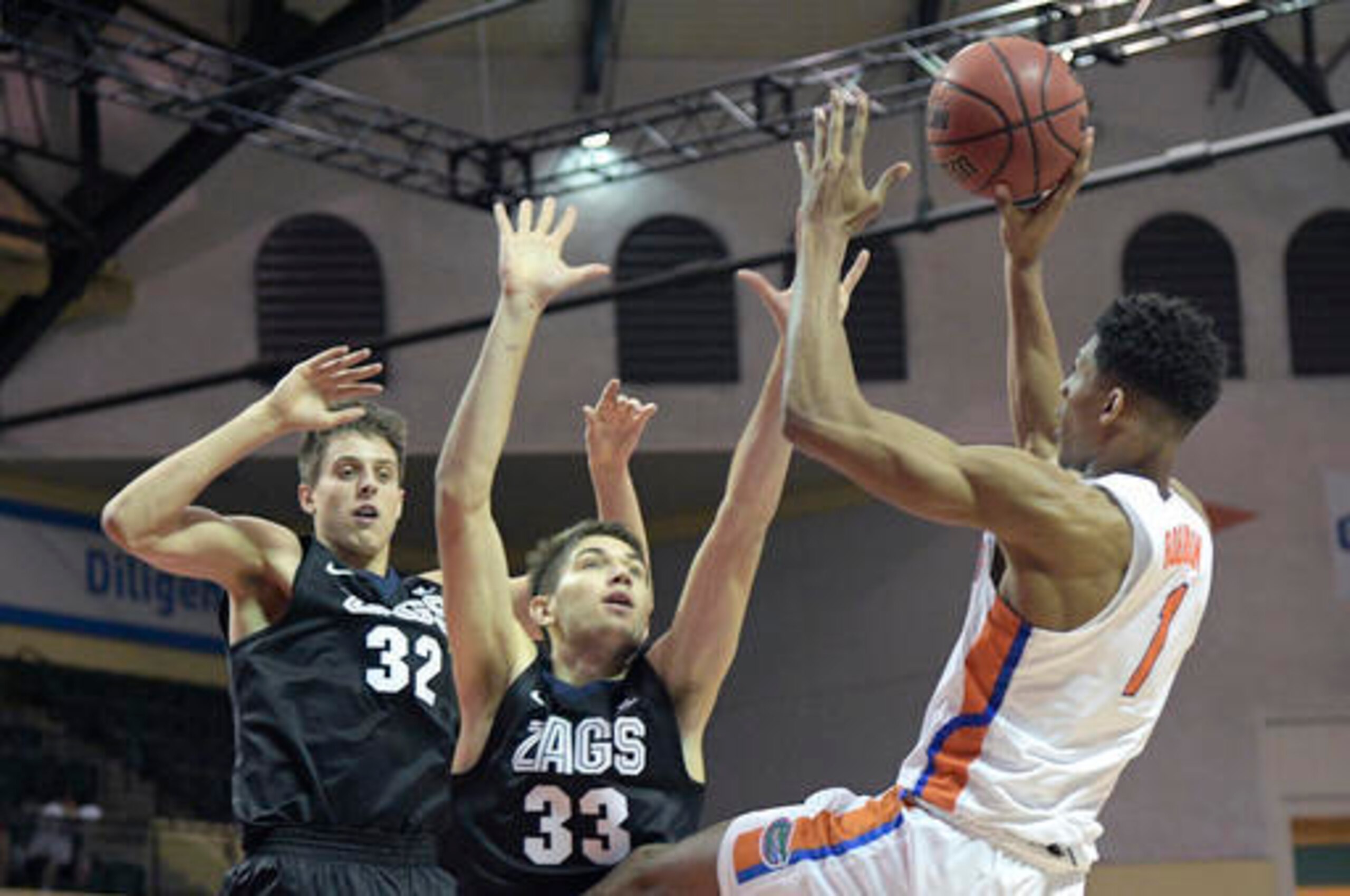Zach Collins (32) and Killian Tillie (33)