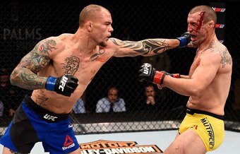 Anthony Smith (left) knocked out Elvis Mutapcic on the evening's undercard.