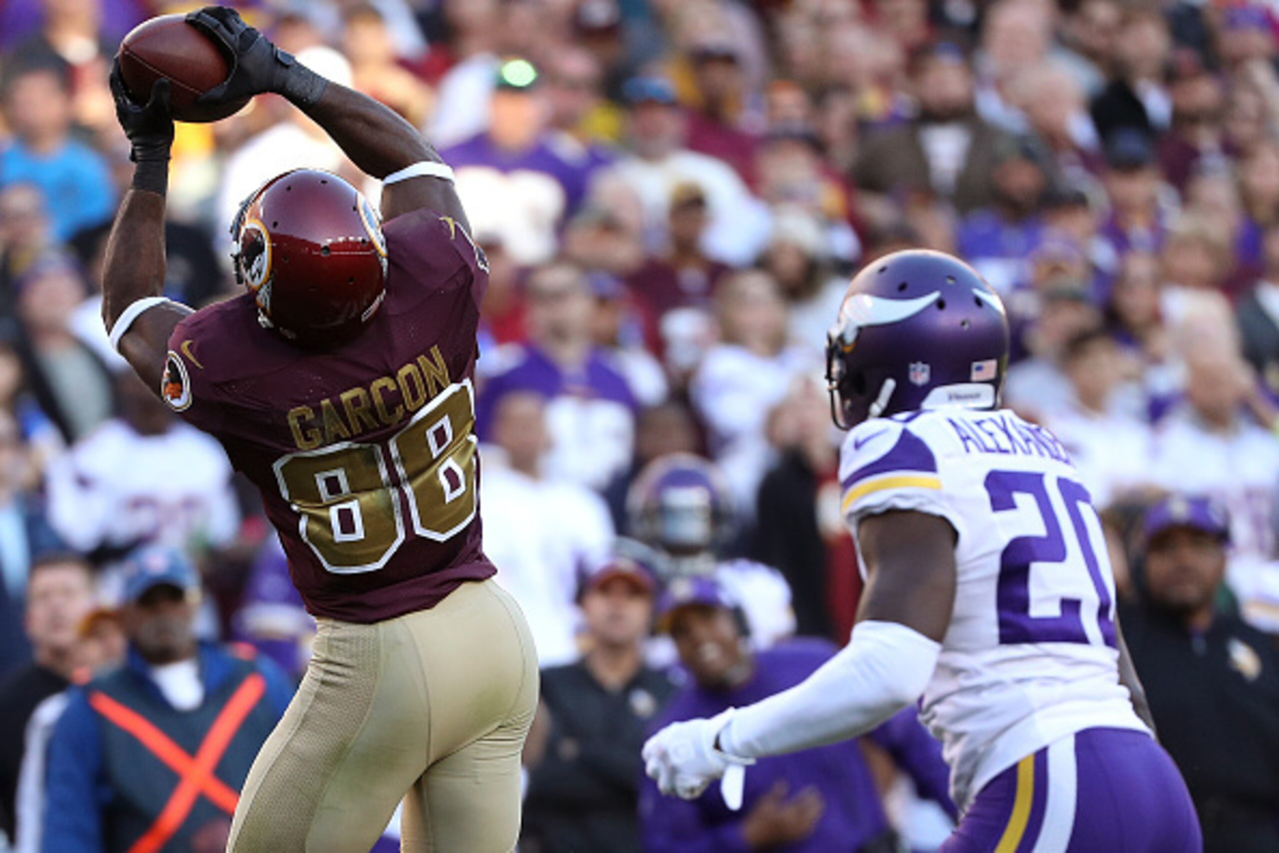 LANDOVER, MD - NOVEMBER 13: Wide receiver Pierre Garcon #88 of the Washington Redskins makes a catch while cornerback Mackensie Alexander #20 of the Minnesota Vikings defends in the fourth quarter at FedExField on November 13, 2016 in Landover, Maryland. 