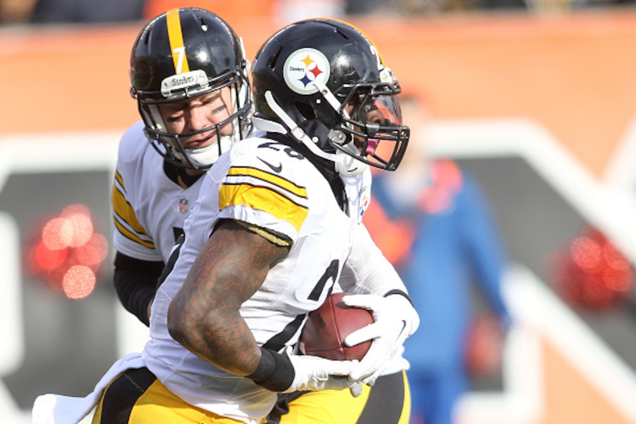 Le'Veon Bell has lifted the Pittsburgh Steelers to a four-game winning streak with 823 combined yards. Le'Veon Bell has lifted the Pittsburgh Steelers to a four-game winning streak with 823 combined yards.