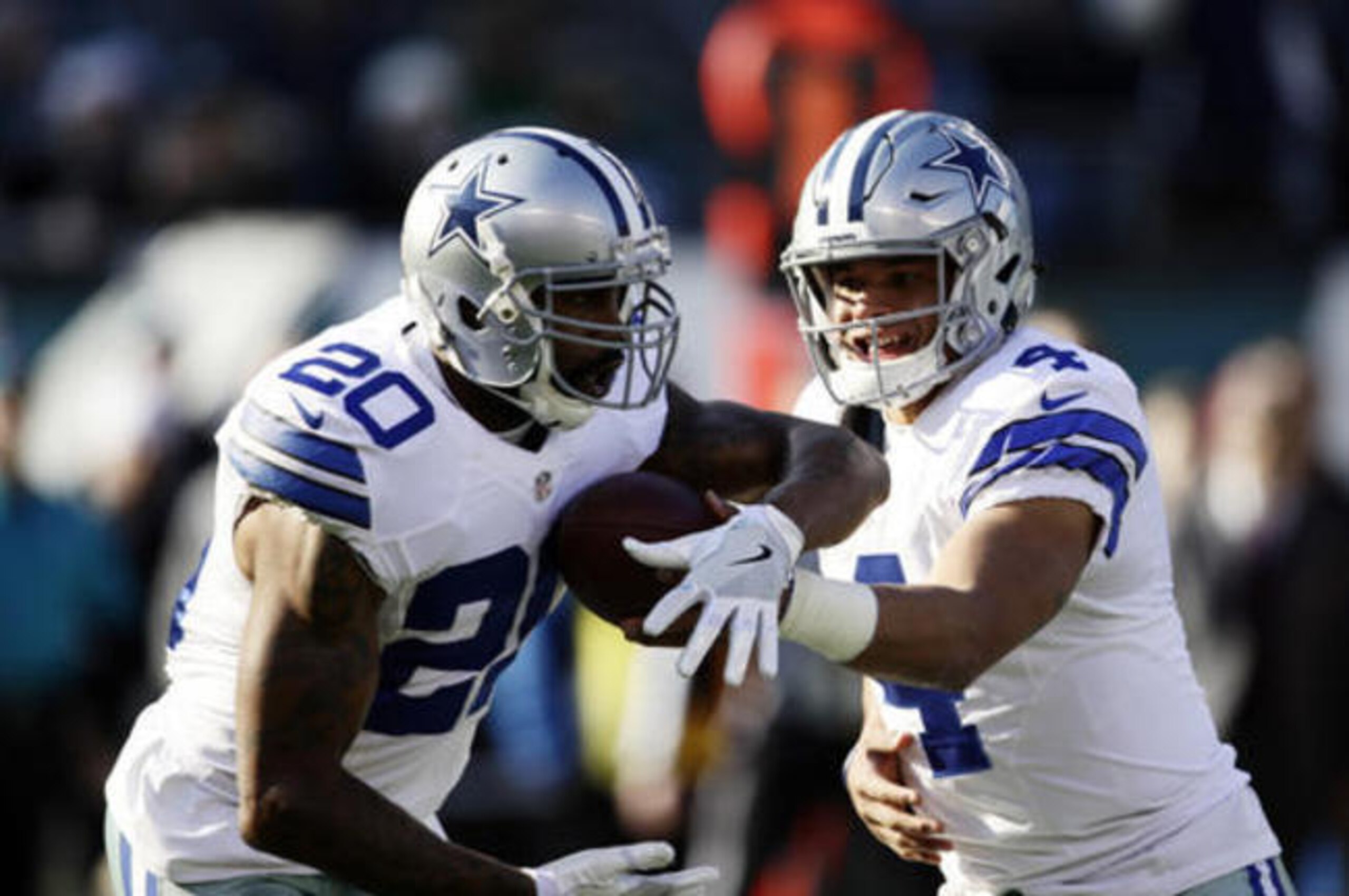 Darren McFadden (20) struggled to run the ball against the Philadelphia Eagles on Sunday.
