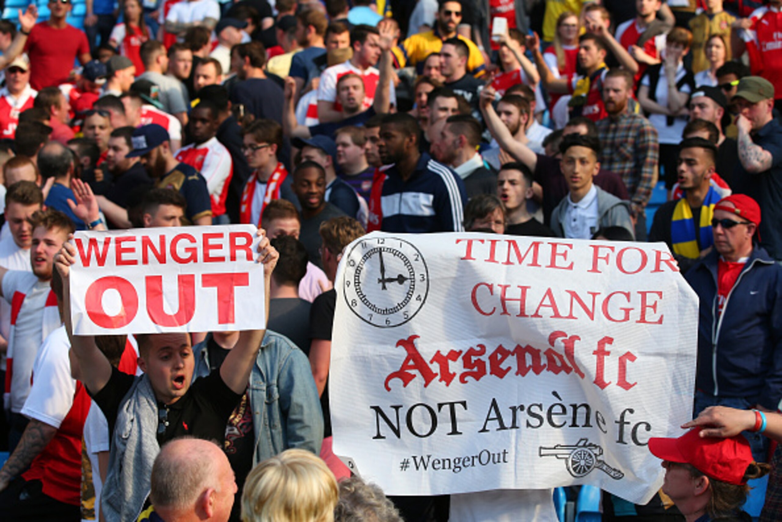 Arsenal fans protest against the manager in 2015.