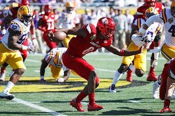 ORLANDO, FL - DECEMBER 31: Lamar Jackson #8 of the Louisville Cardinals runs with the ball against the LSU Tigers during the Buffalo Wild Wings Citrus Bowl at Camping World Stadium on December 31, 2016 in Orlando, Florida. LSU defeated Louisville 29-9. (P
