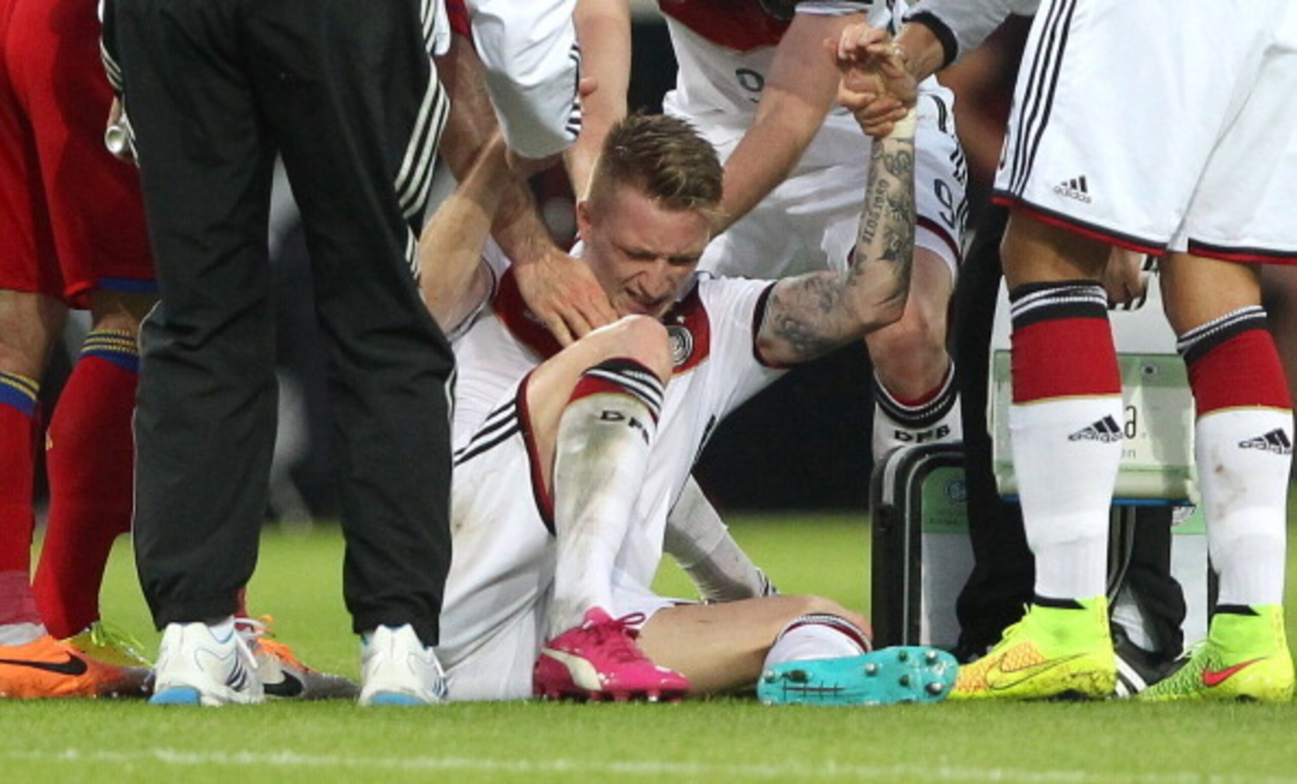 Germany's midfielder Marco Reus reacts injured on the pitch during the friendly football match Germany vs Armenia in preparation for the FIFA World Cup 2014 on June 6, 2014 in Mainz, central Germany. AFP PHOTO / DANIEL ROLAND        (Photo credit should r