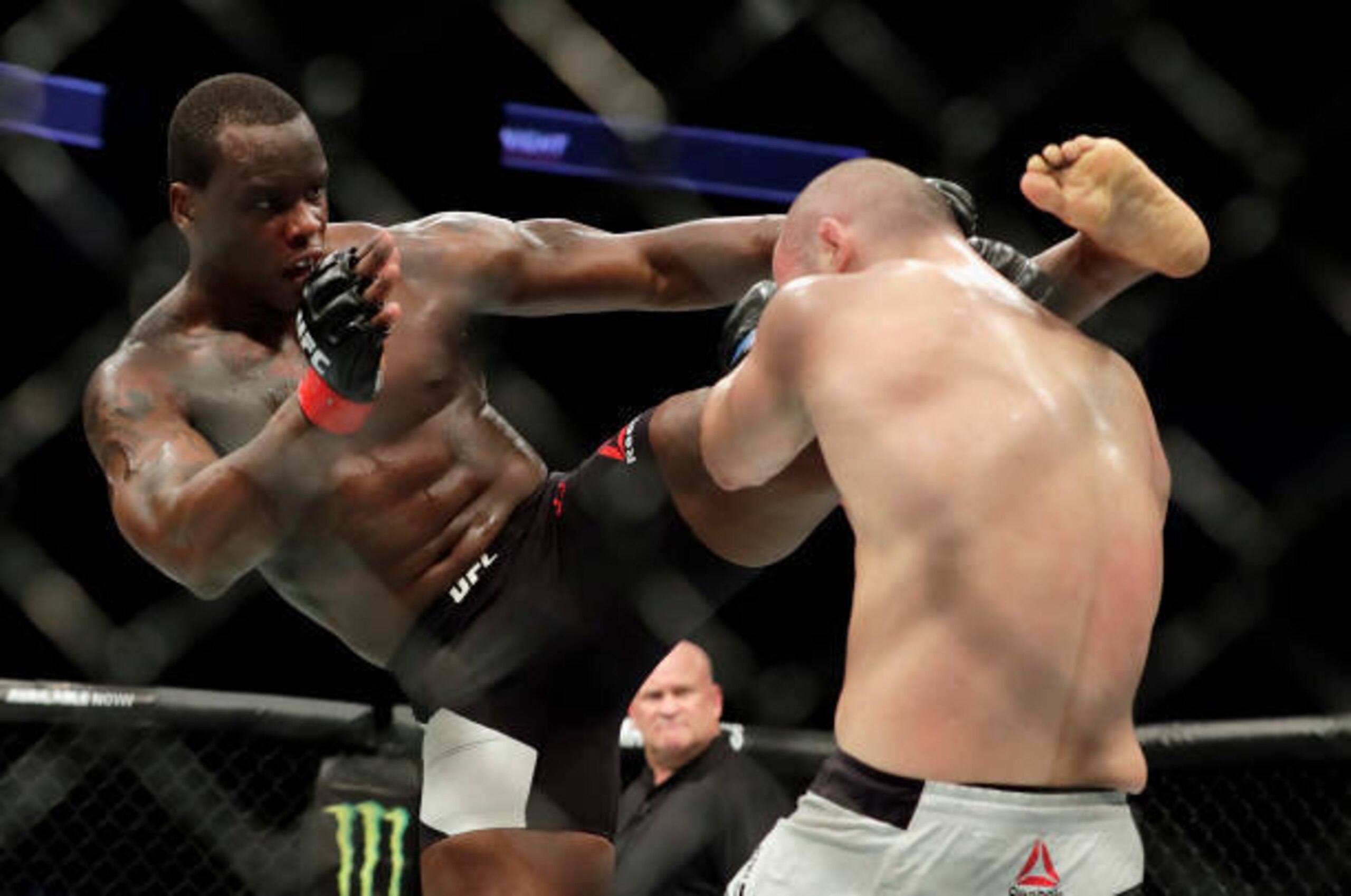 Saint Preux draws De Lima in a fun fight at 205 pounds.
