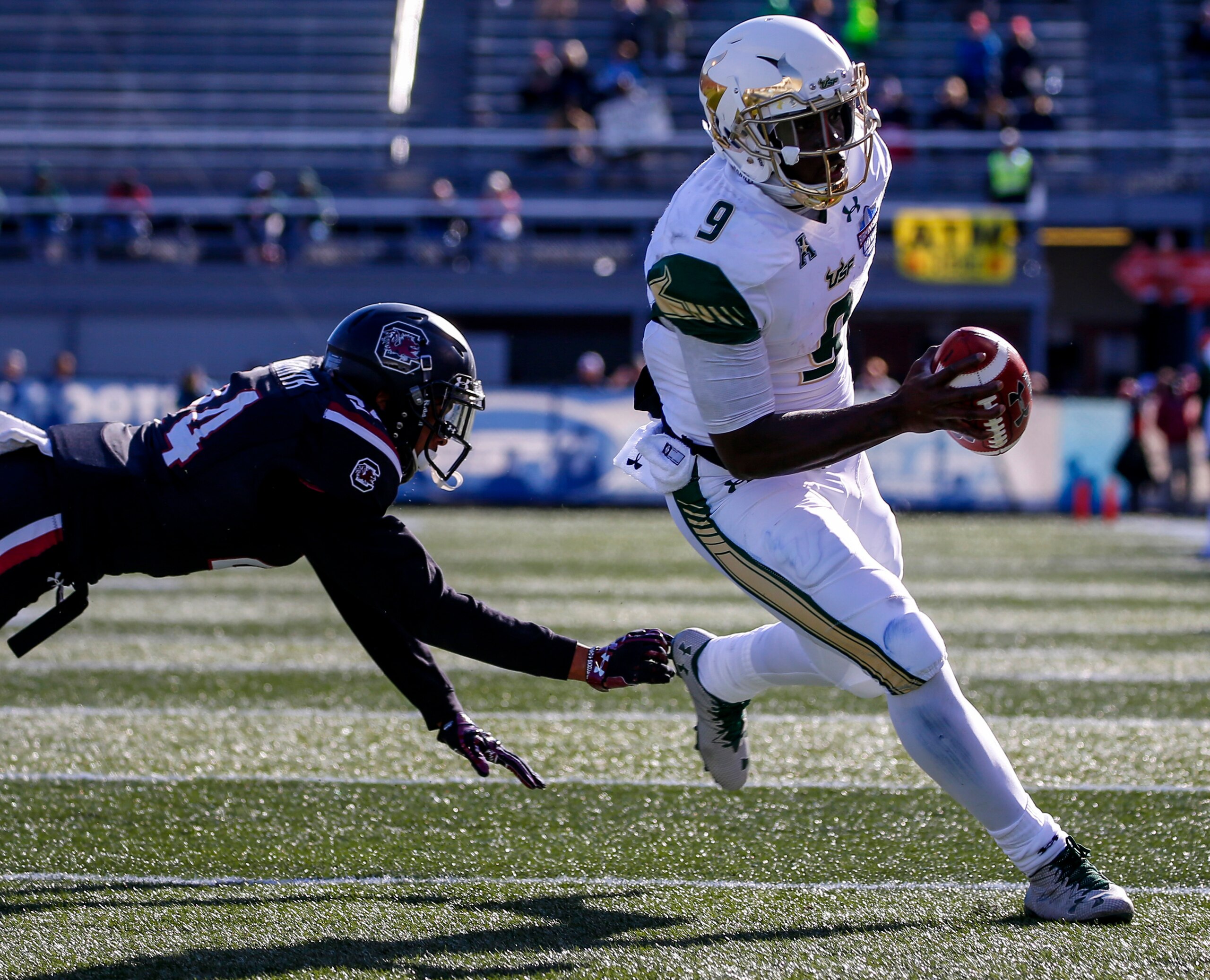 Quinton Flowers makes big things happen for South Florida's offense.