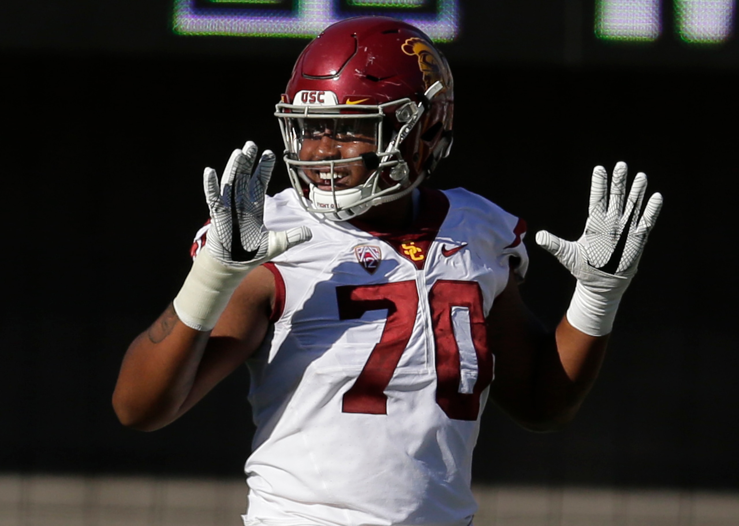 Chuma Edoga will be Sam Darnold's bodyguard on the field in 2017.