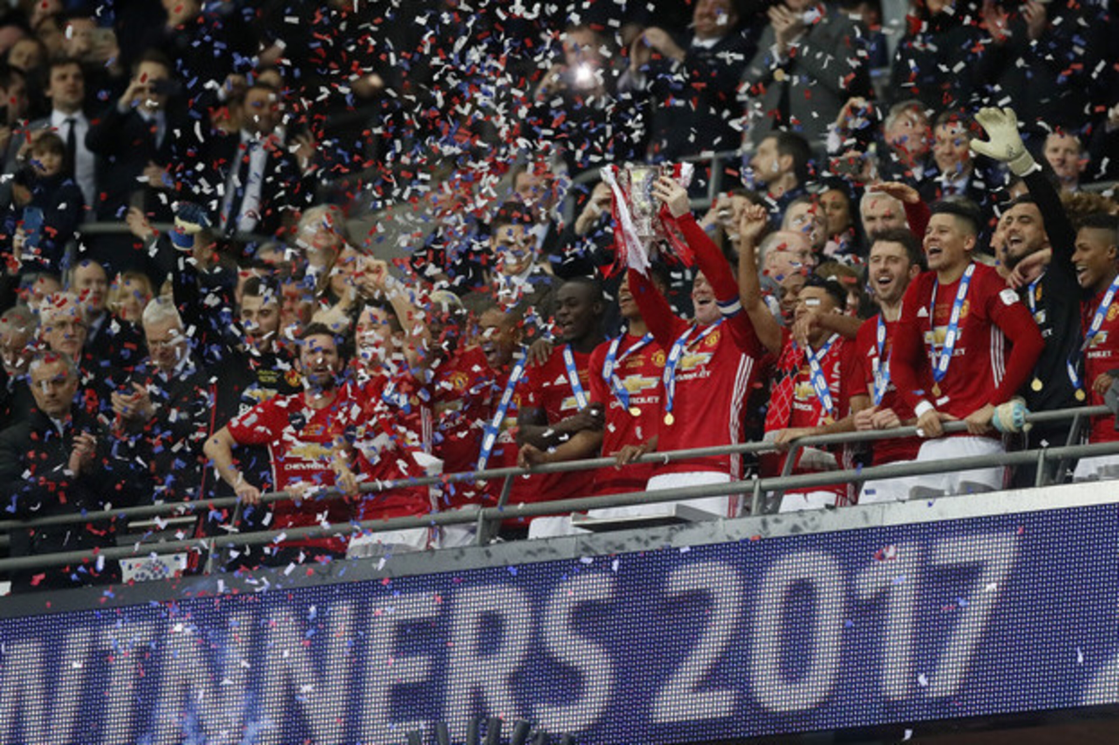 The Manchester United squad celebrate their EFL Cup win.