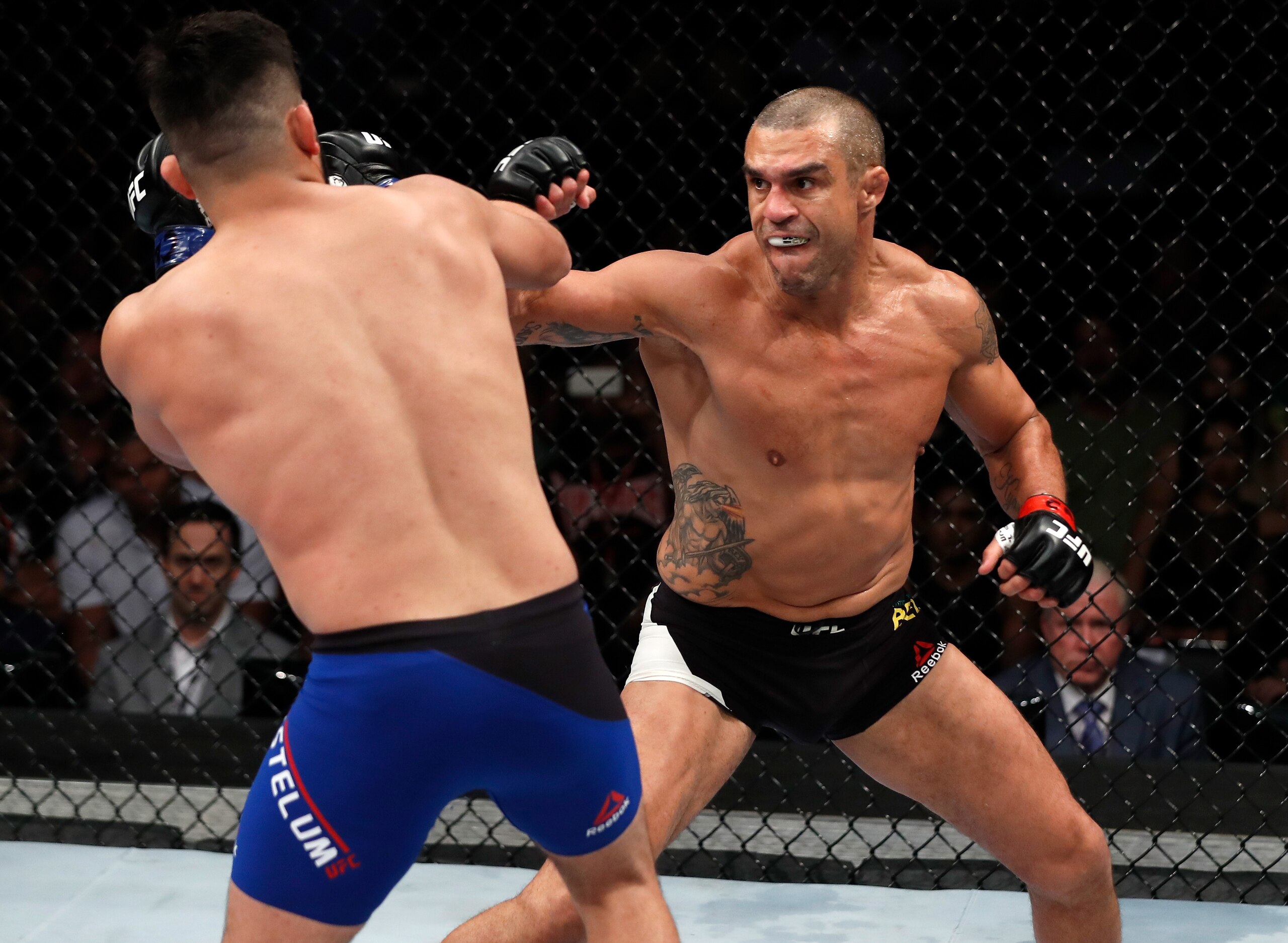Vitor Belfort (right)