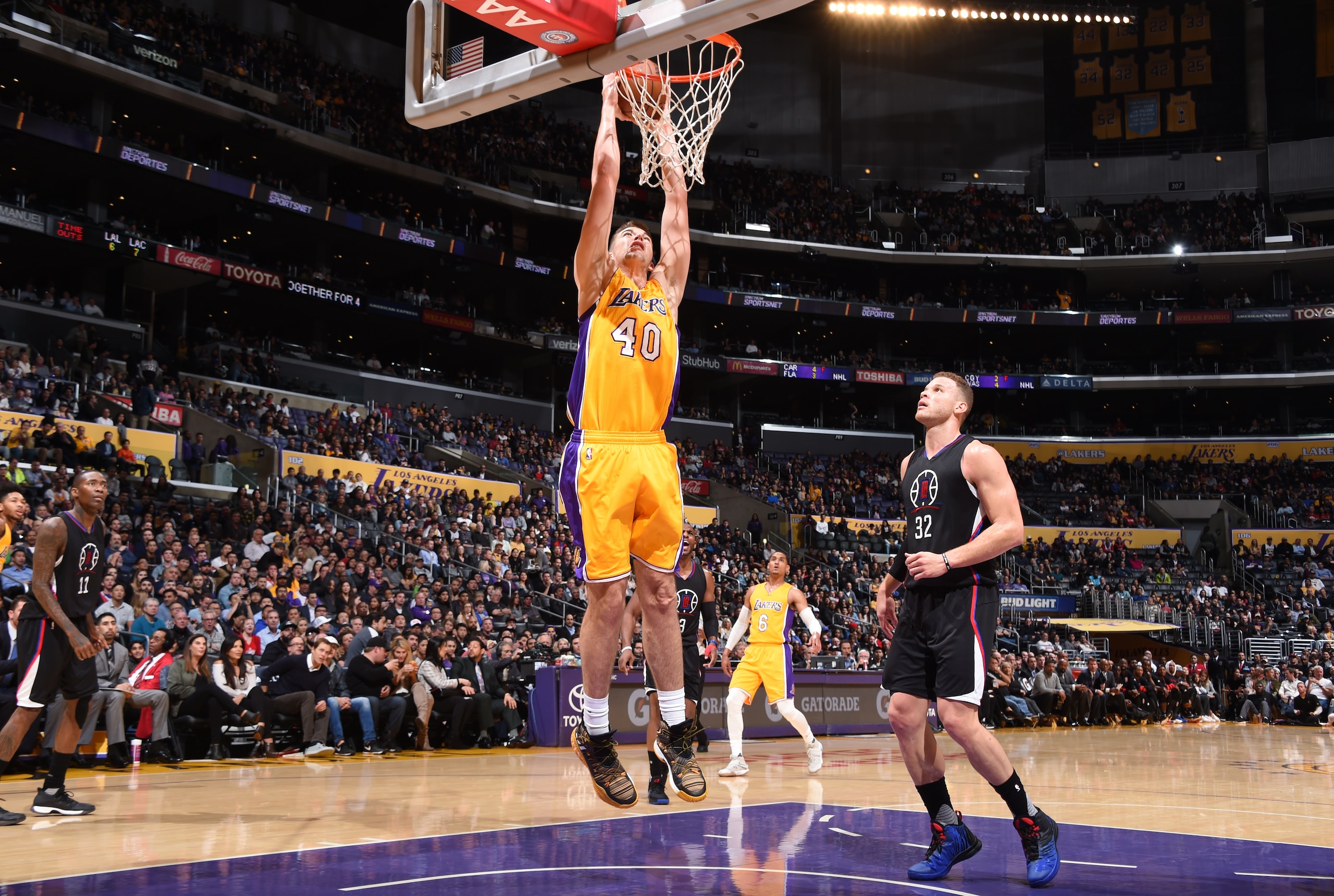 It looks like Zubac could almost dunk flat-footed.