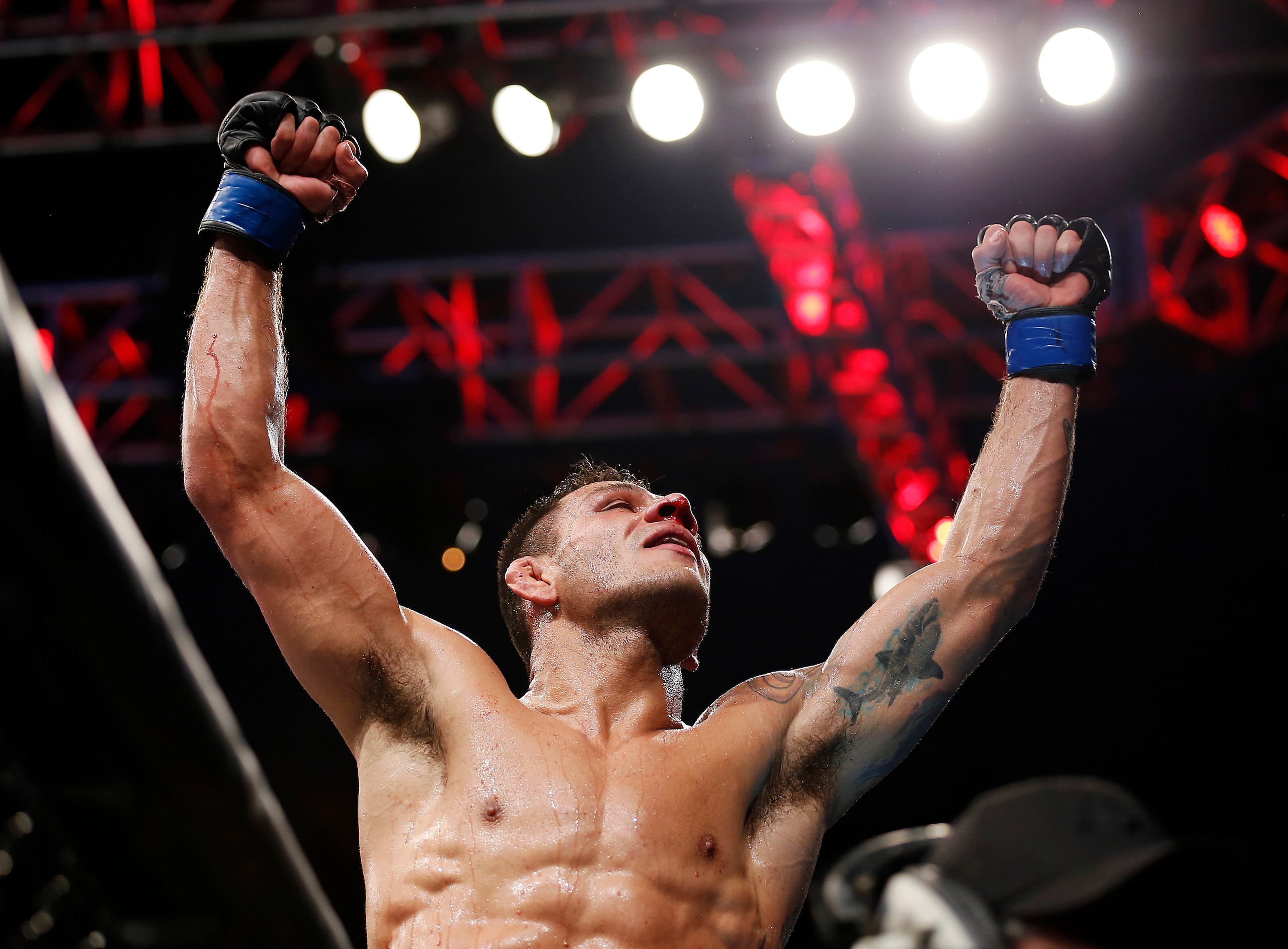 Dos Anjos will look to kick off a title run at 170.