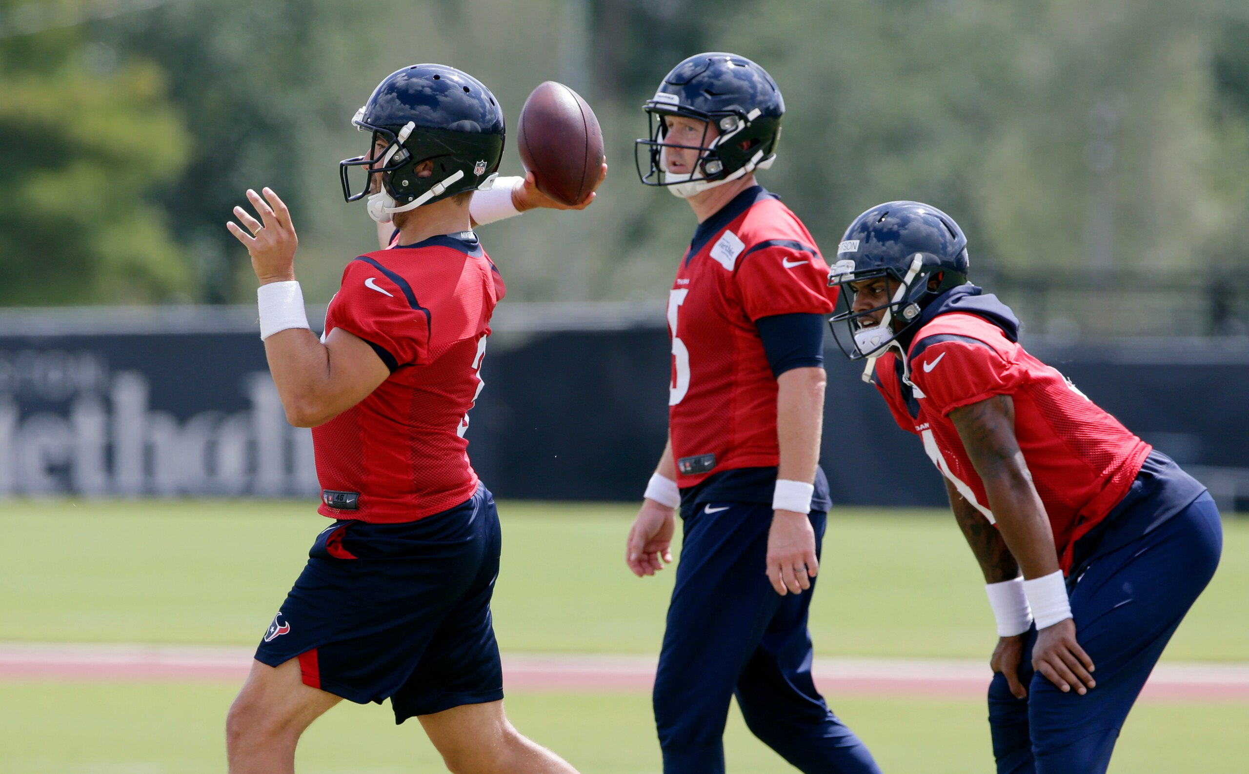 Brandon Weeden (center)