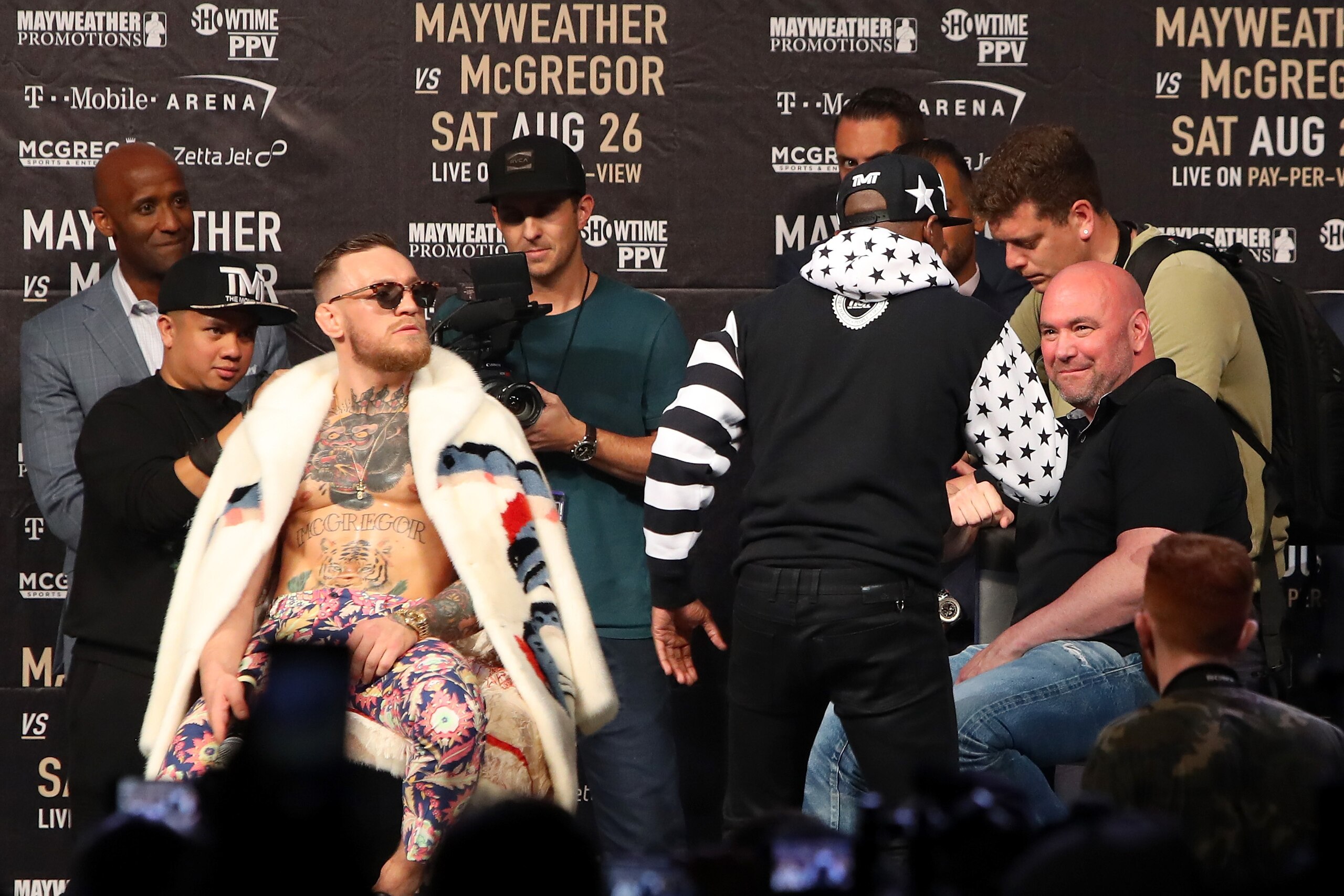 Mayweather repeatedly ignored McGregor in order to hype up Dana White. Mayweather repeatedly ignored McGregor in order to hype up Dana White.