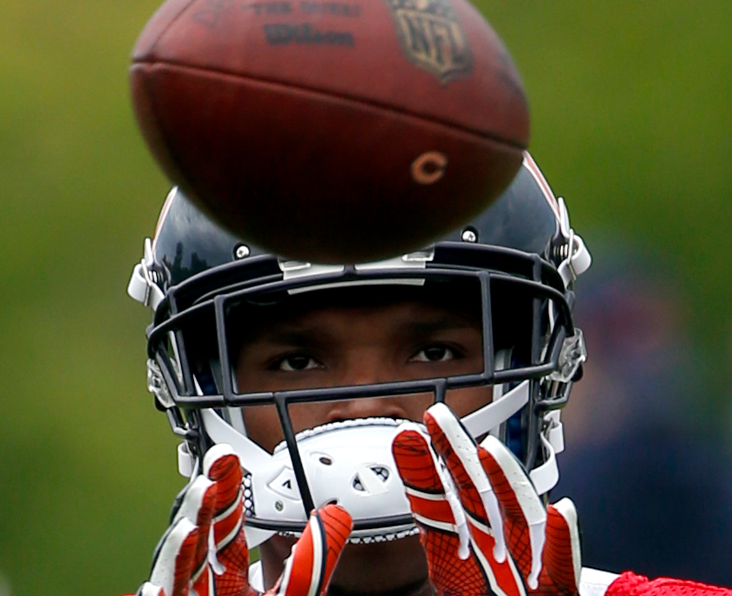 Chicago Bears defensive back Eddie Jackson catches a ball during NFL football practice Tuesday, May 23, 2017, in Lake Forest, Ill. (AP Photo/Nam Y. Huh)