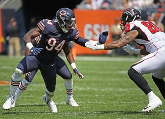 CHICAGO, IL - SEPTEMBER 10:   Leonard Floyd #94 of the Chicago Bears rushes against Levine Toilolo #80 of the Atlanta Falcons during the season opening game at Soldier Field on September 10, 2017 in Chicago, Illinois. The Falcons defeated the Bears 23-17.