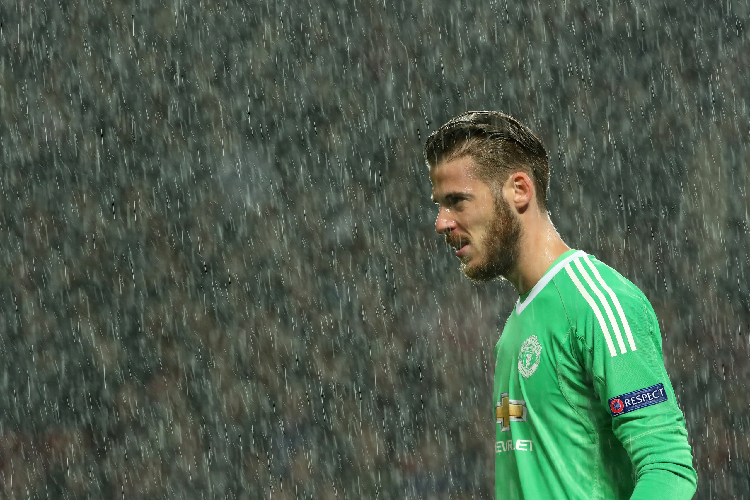 De Gea in the rain. De Gea in the rain.