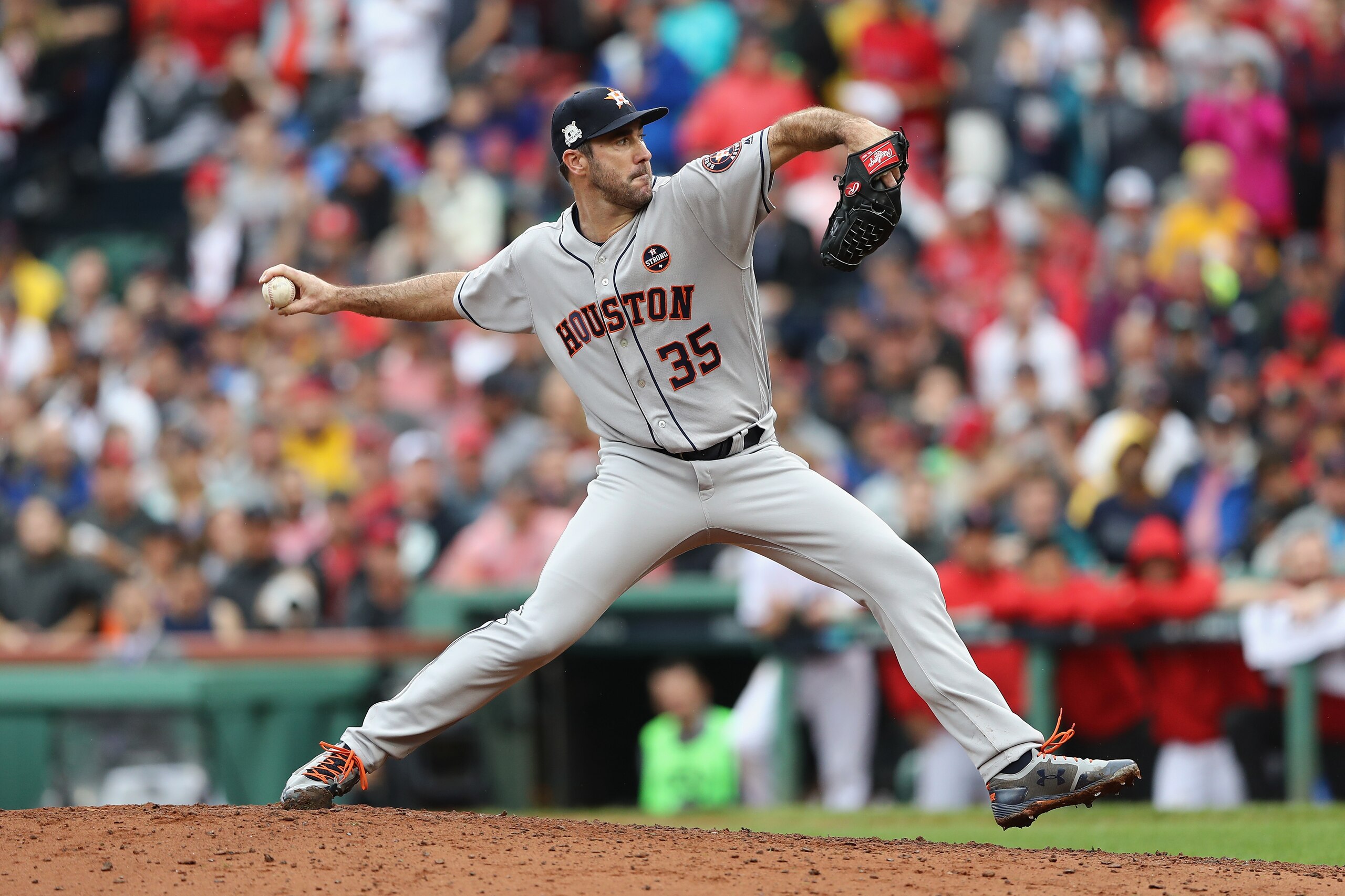 After acquiring Justin Verlander at the end of August, the Houston Astros can turn their attention toward landing another dominant reliever.