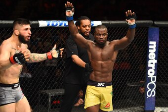 Herb Dean (center) after the stoppage between Sabah Homasi (left) and Abdul Razak Alhassan.
