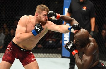 Jared Cannonier (right) exchanges with Jan Blachowicz.